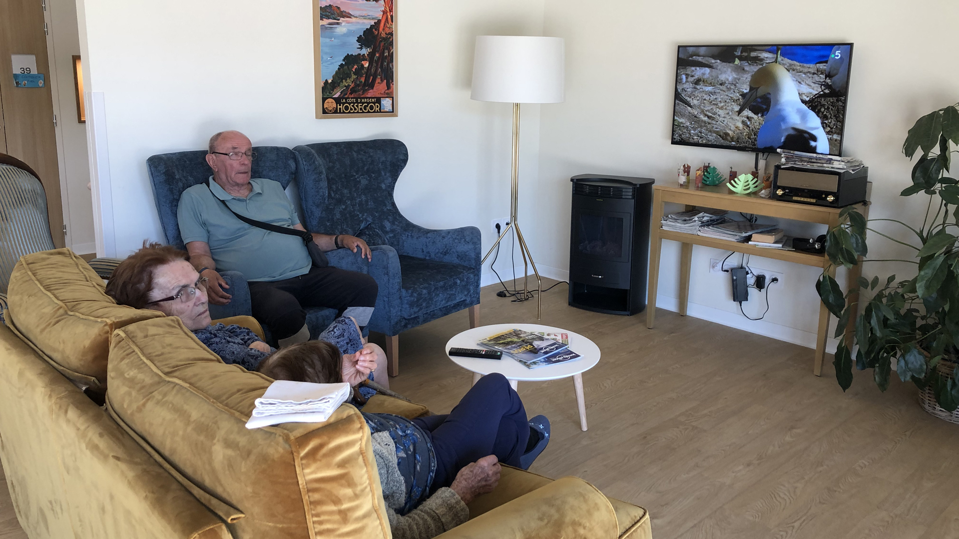Eine Seniorengruppe sieht gemeinsam fern. | Sabine Rau