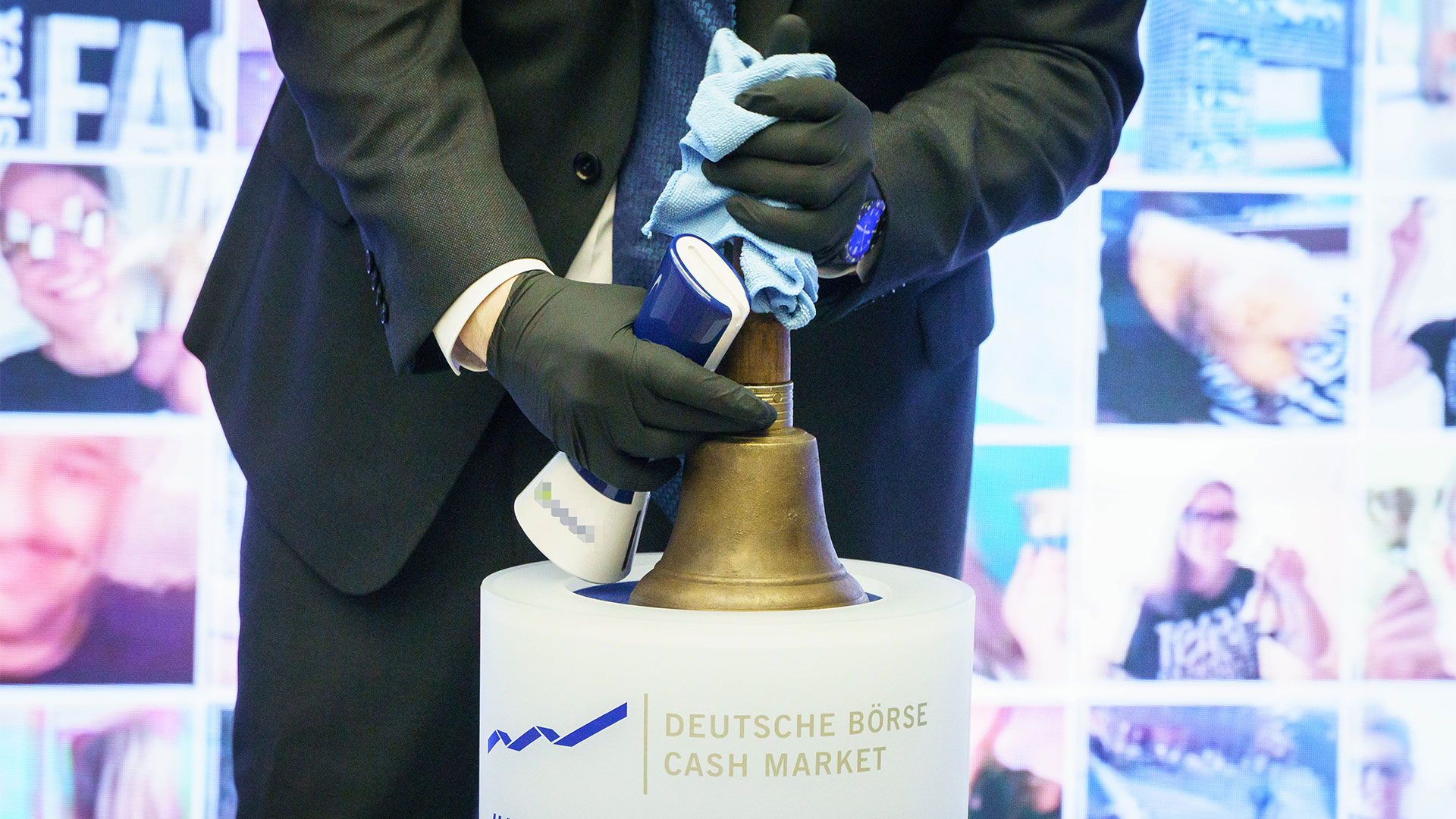 Die Glocke, die die Neuzugänge an der Frankfurter Börse einläutet, wird gereinigt. | picture alliance/dpa