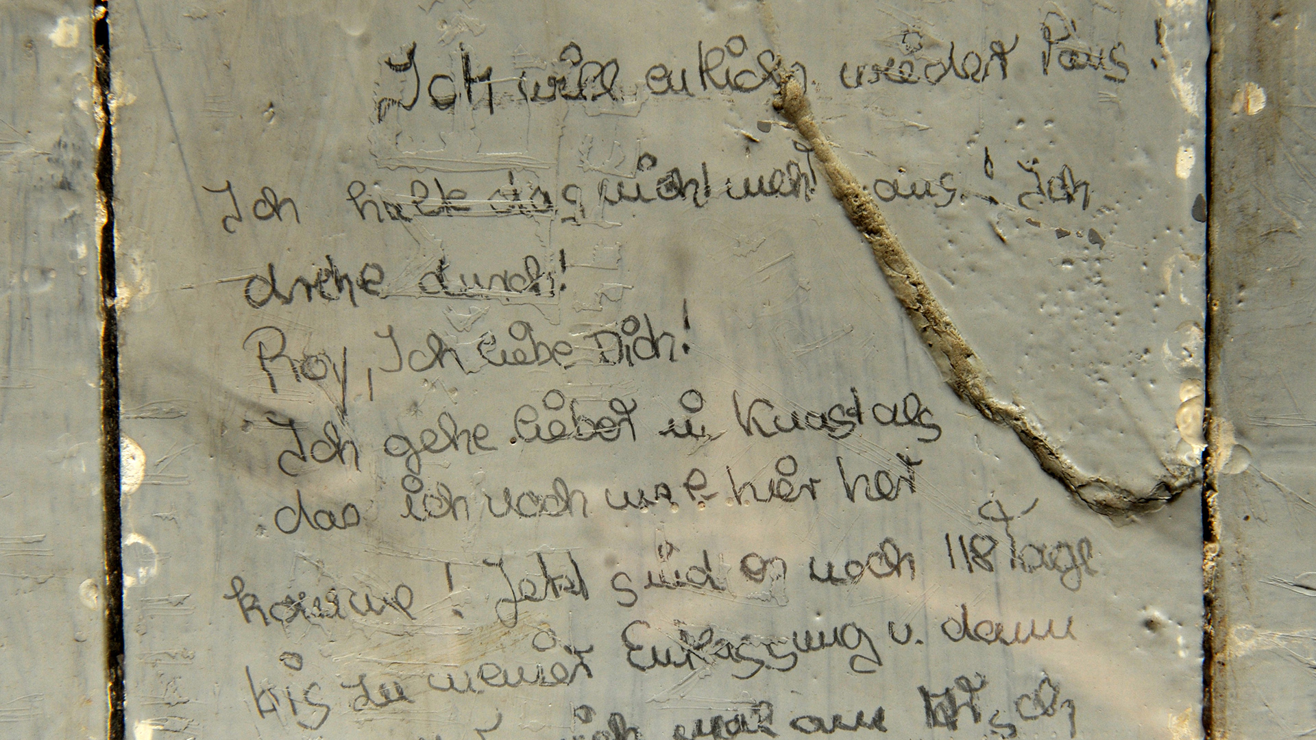 Ein auf die Wand geschriebener Text  beginnt mit den Worten "Ich will endlich wieder raus" | picture alliance / dpa
