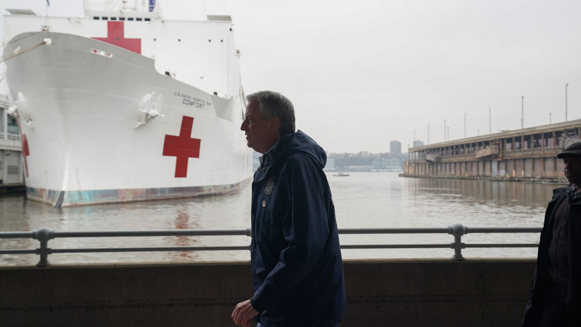 Bürgermeister de Blasio vor einem Lazarettschiff | AFP