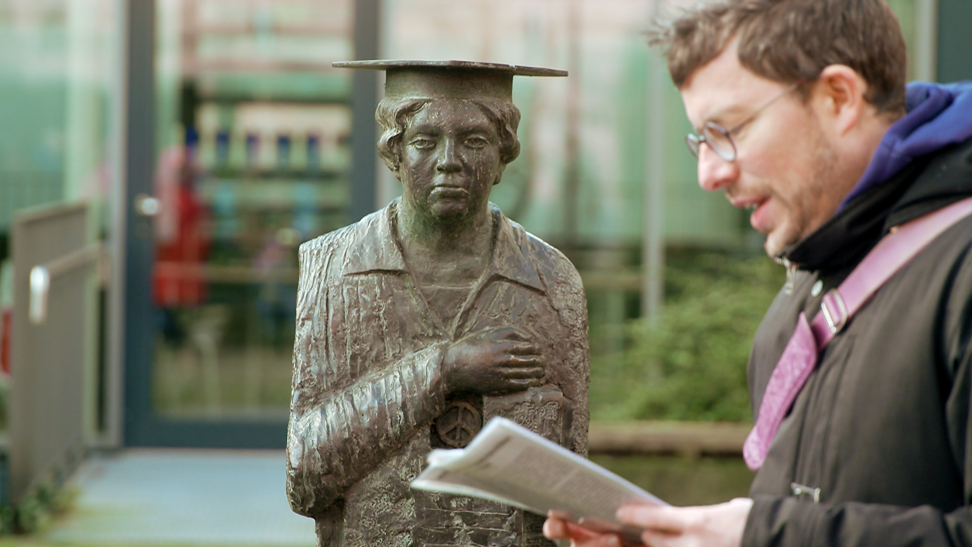 Ein Mann liest einen Text vor der Helenenstatue. | WDR