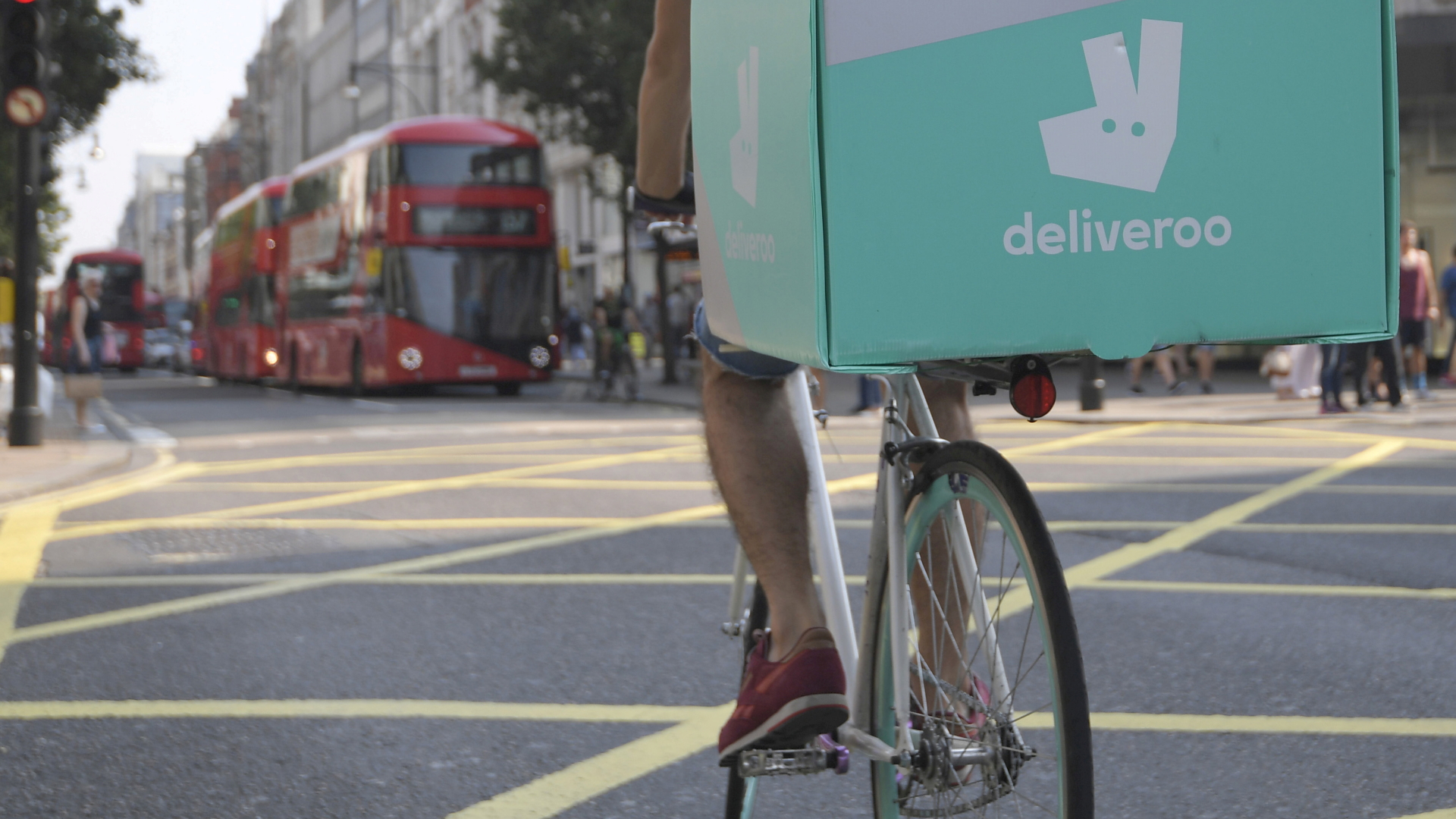 Ein Fahrer von Deliveroo in London | REUTERS