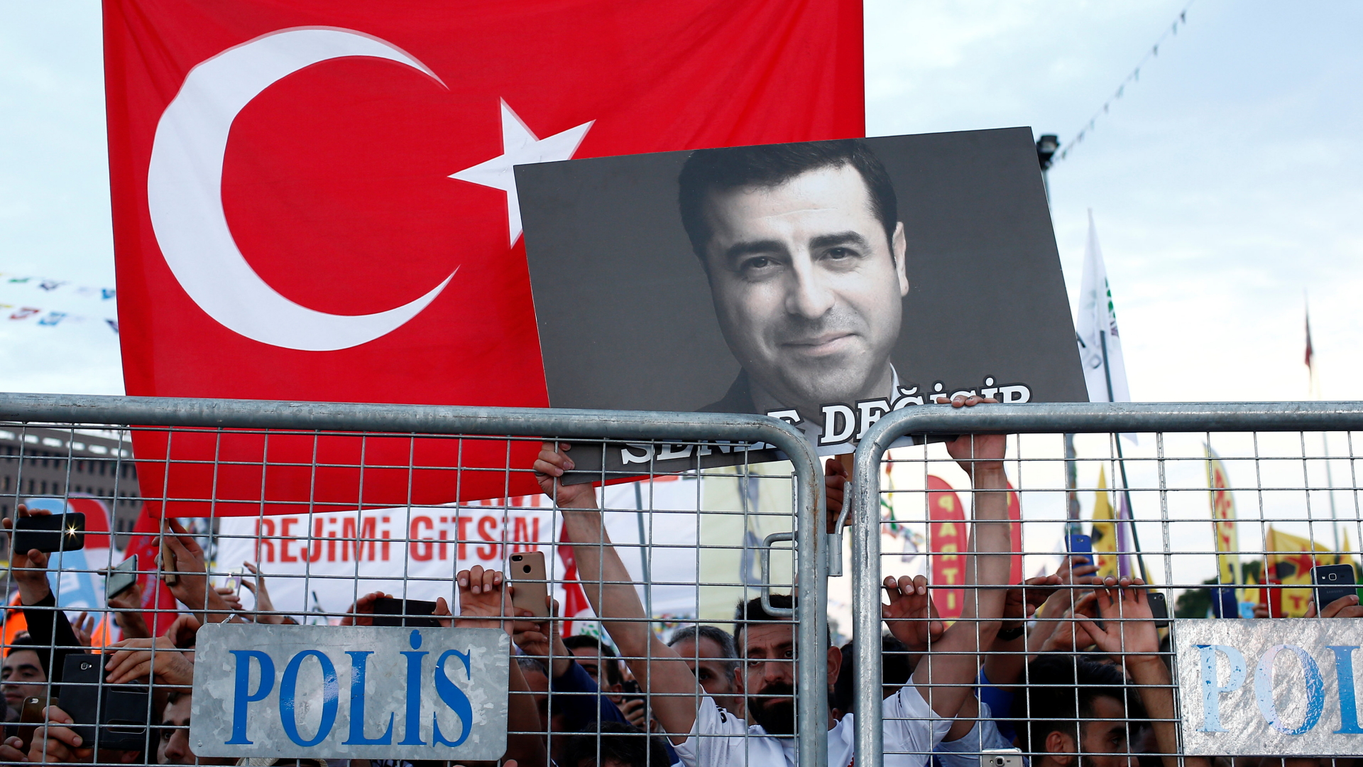 Anhänger halten ein Plakat von Demirtas in die Luft, Archivbild | REUTERS