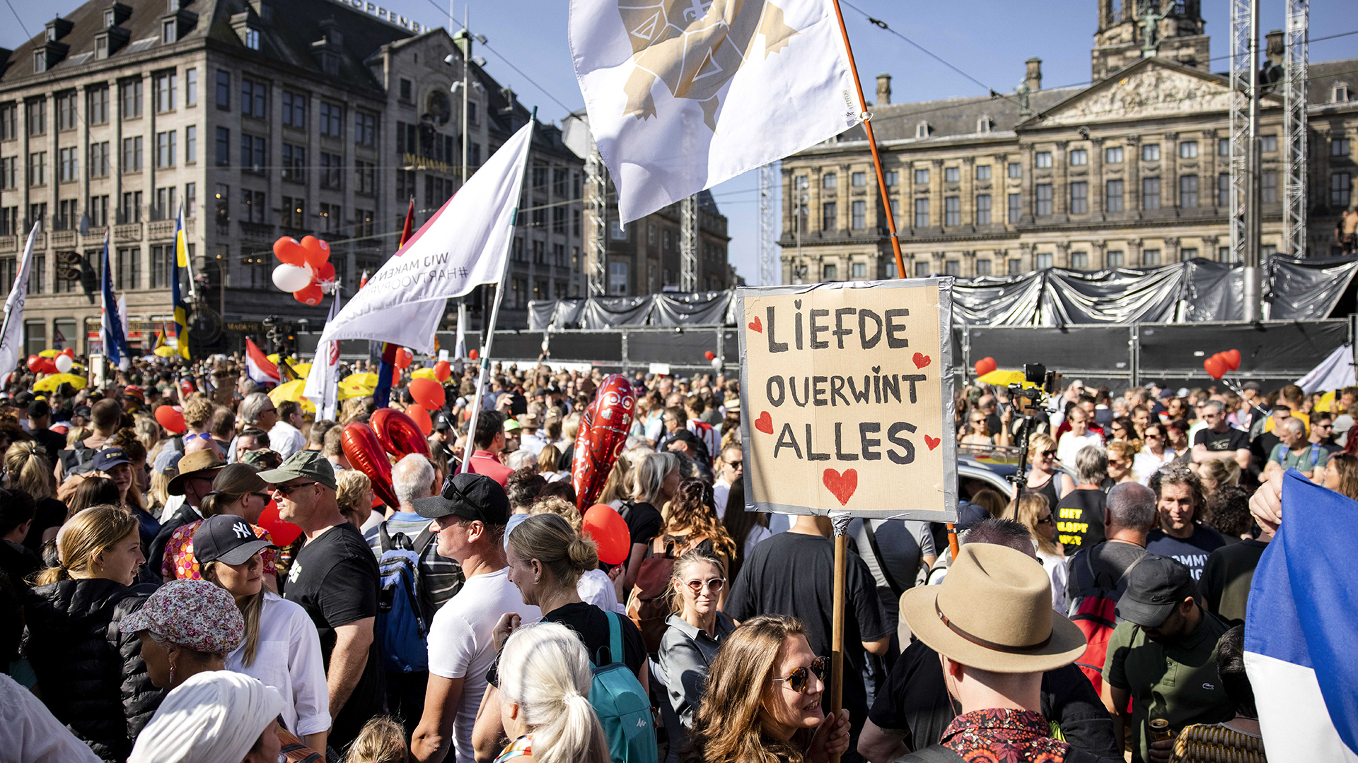 Demonstranten während der Kundgebung "Gemeinsam für die Niederlande" auf dem Dam-Platz in Amsterdam. | EPA