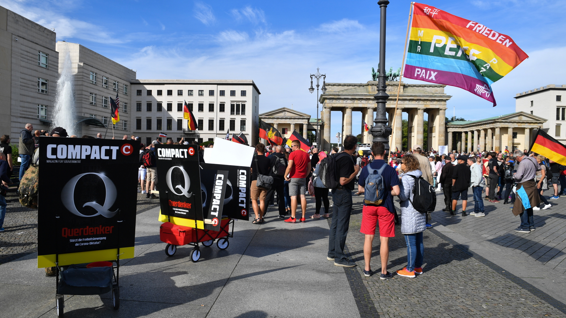 Teilnehmer sammeln sich zu einer Demonstration gegen die Corona-Maßnahmen vor dem Brandenburger Tor in Berlin. (Archivbild)