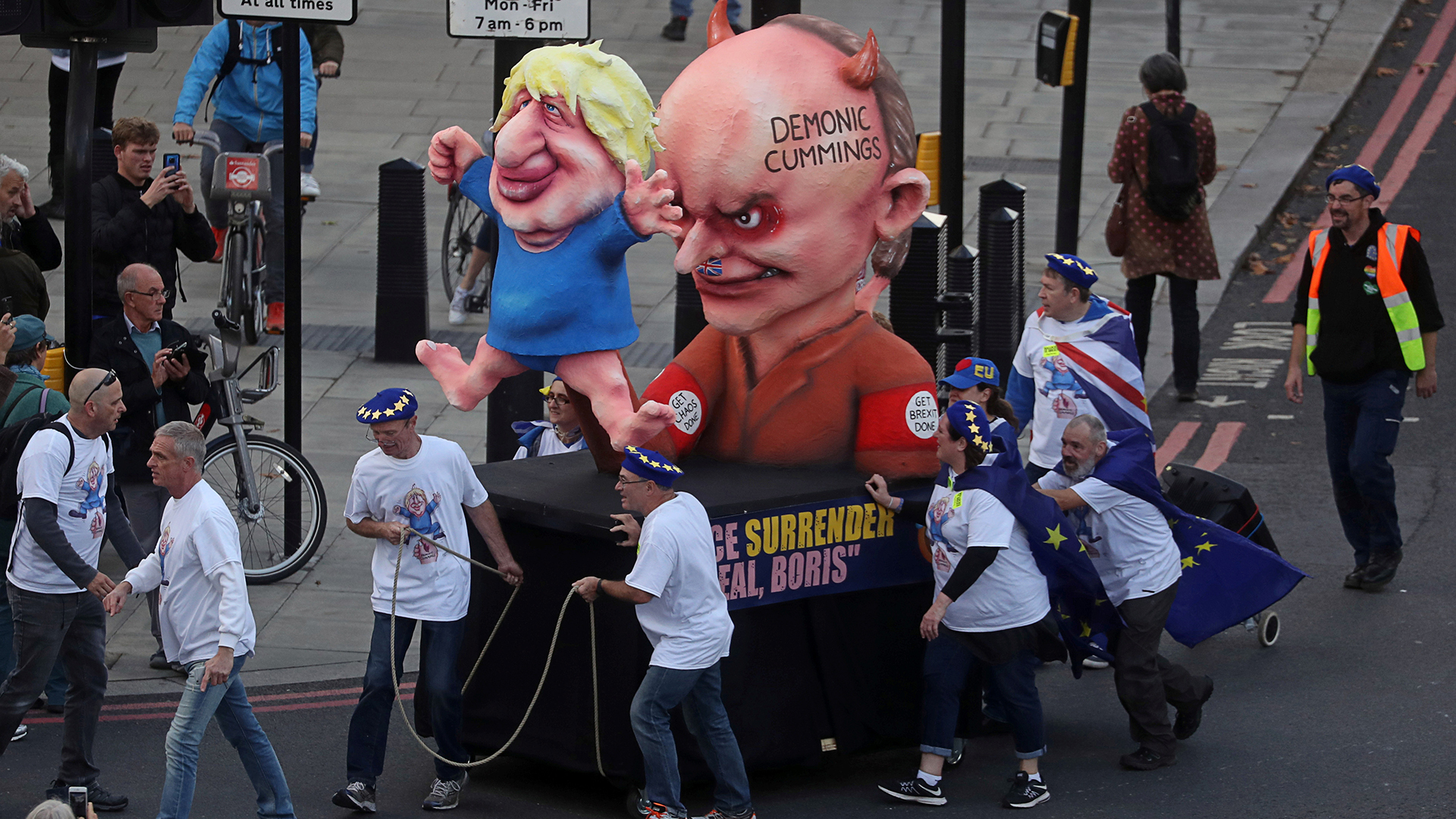 Figuren, die den britischen Premierminister Boris Johnson und seinen Berater Dominic Cummings darstellen, werden in London von Demonstranten gezogen. | REUTERS
