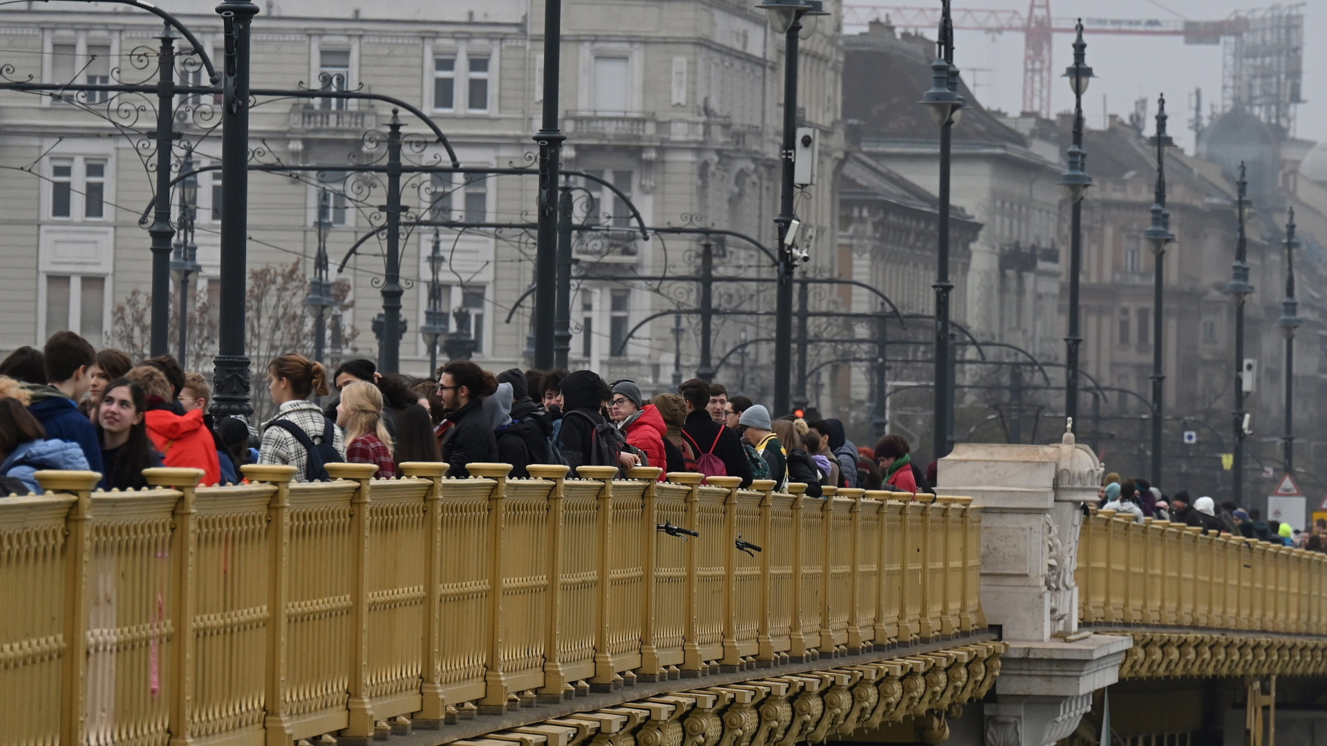 Schülerinnen und Schüler demonstrieren mit ihren Lehrkräften in Budapest für bessere Bildung. | EPA