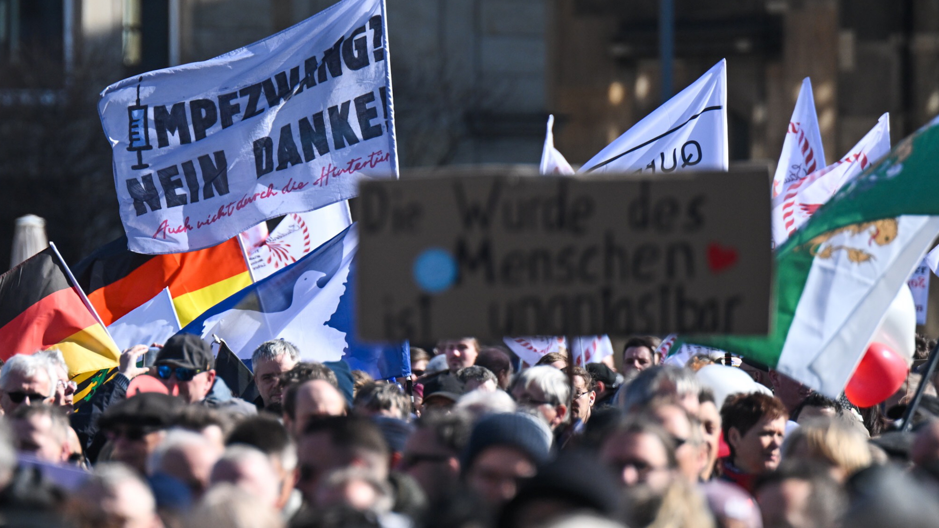 Tausende Menschen demonstrieren in Dresden gegen die Corona-Maßnahmen. | dpa