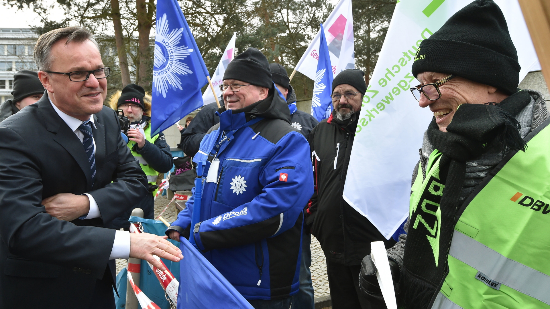 Hans-Georg Engelke, Staatssekretär im Bundesministerium des Innern, spricht mit demonstrierenden Gewerkschaftern. | dpa