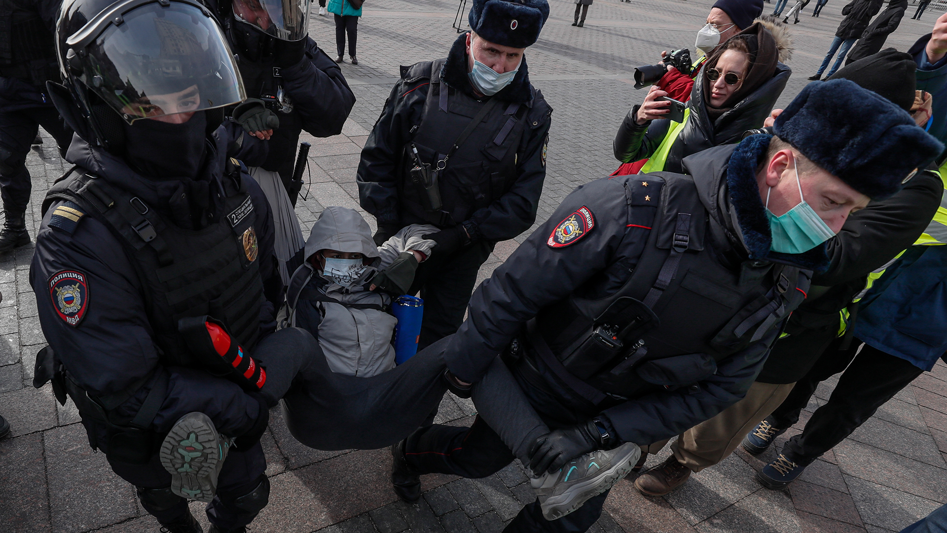 Russische Polizisten nehmen einen Teilnehmer einer nicht autorisierten Kundgebung gegen die russische Invasion in der Ukraine bei einer Demo in Moskau fest. | EPA