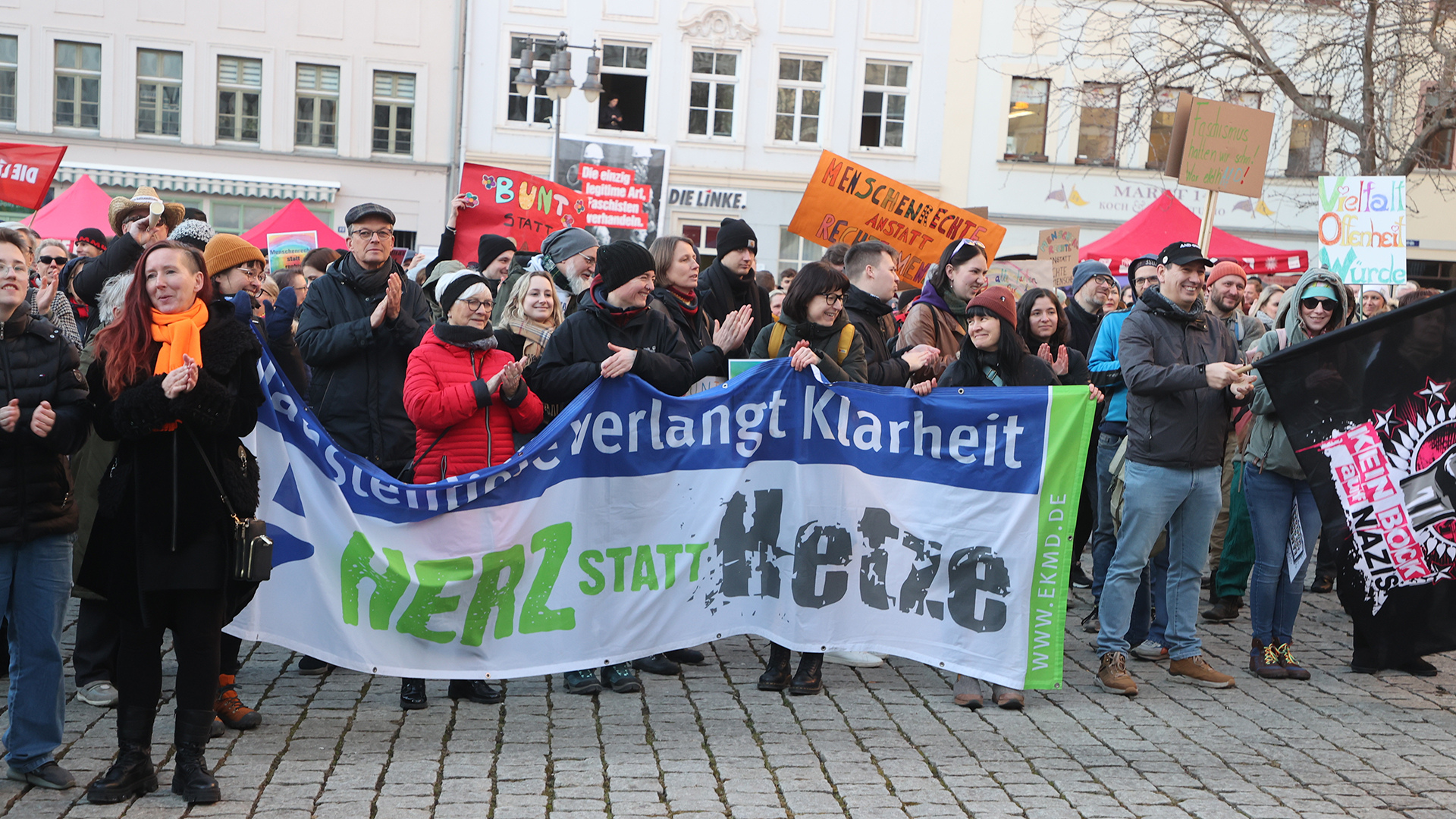 Teilnehmer einer Demonstration gegen eine Veranstaltung von Rechtsextremen stehen mit einem Transparent "Herz statt Hetze" auf dem Marktplatz in Gera. 