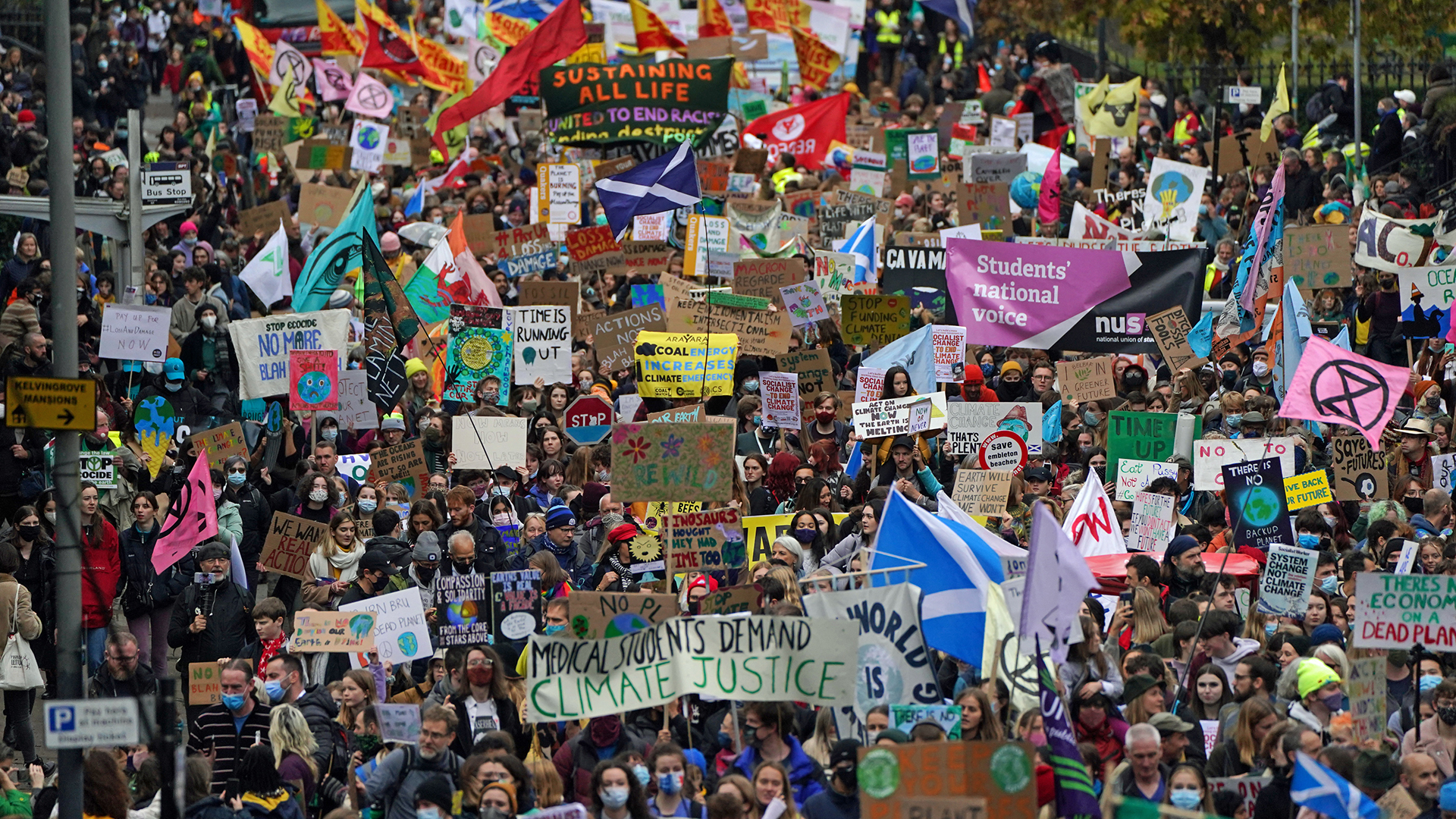 Demonstrierende ziehen mit Bannern durch die Straßen von Glasgow.  | picture alliance/dpa/PA Wire