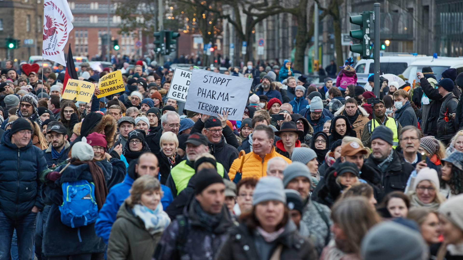 In Hamburg protestierten rund 15.000 Menschen gegen die Corona-Maßnahmen. | dpa