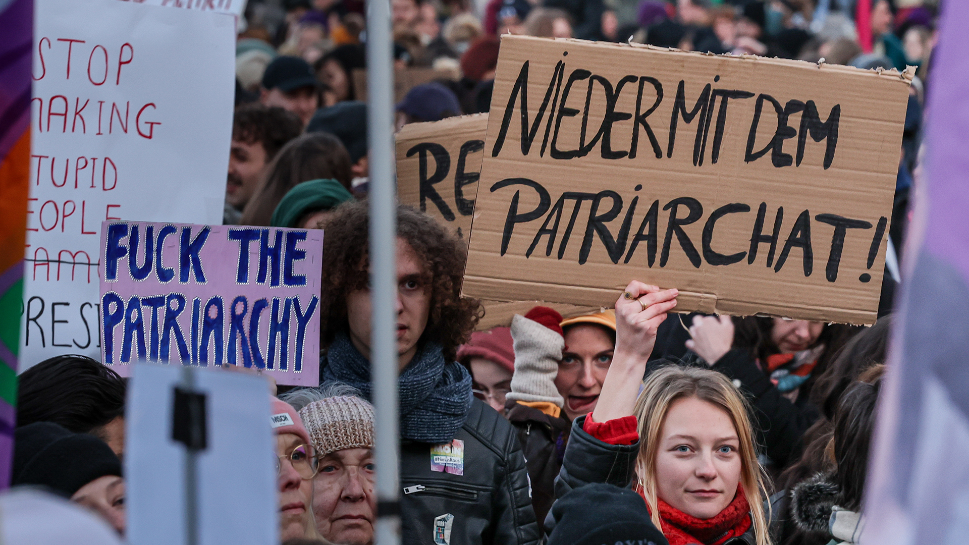 Am internationalen Frauentag demonstrieren Teilnehmer auf dem Rathausmarkt in Hamburg für die Rechte von Frauen.