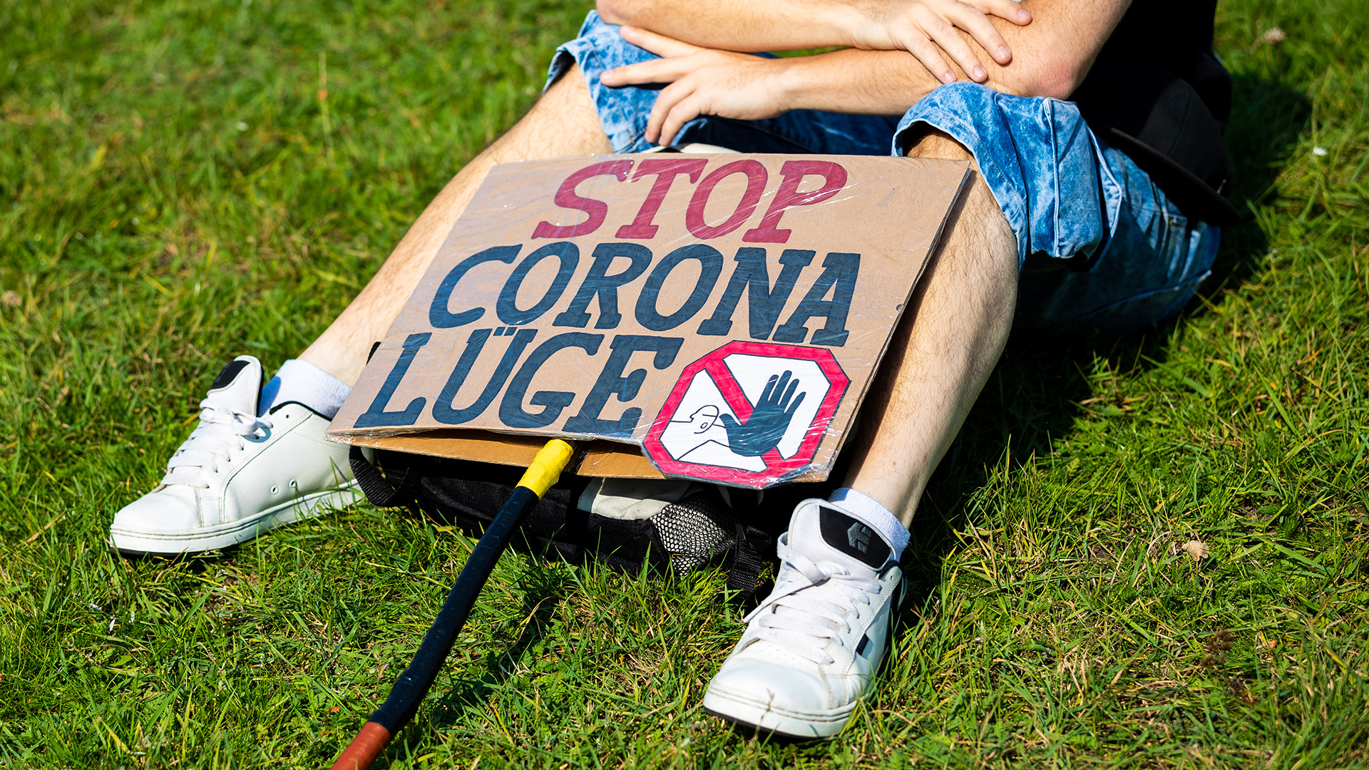 Ein Demonstrant mit einem selbst geschriebenen Schild "Stop Corona Lüge". | dpa