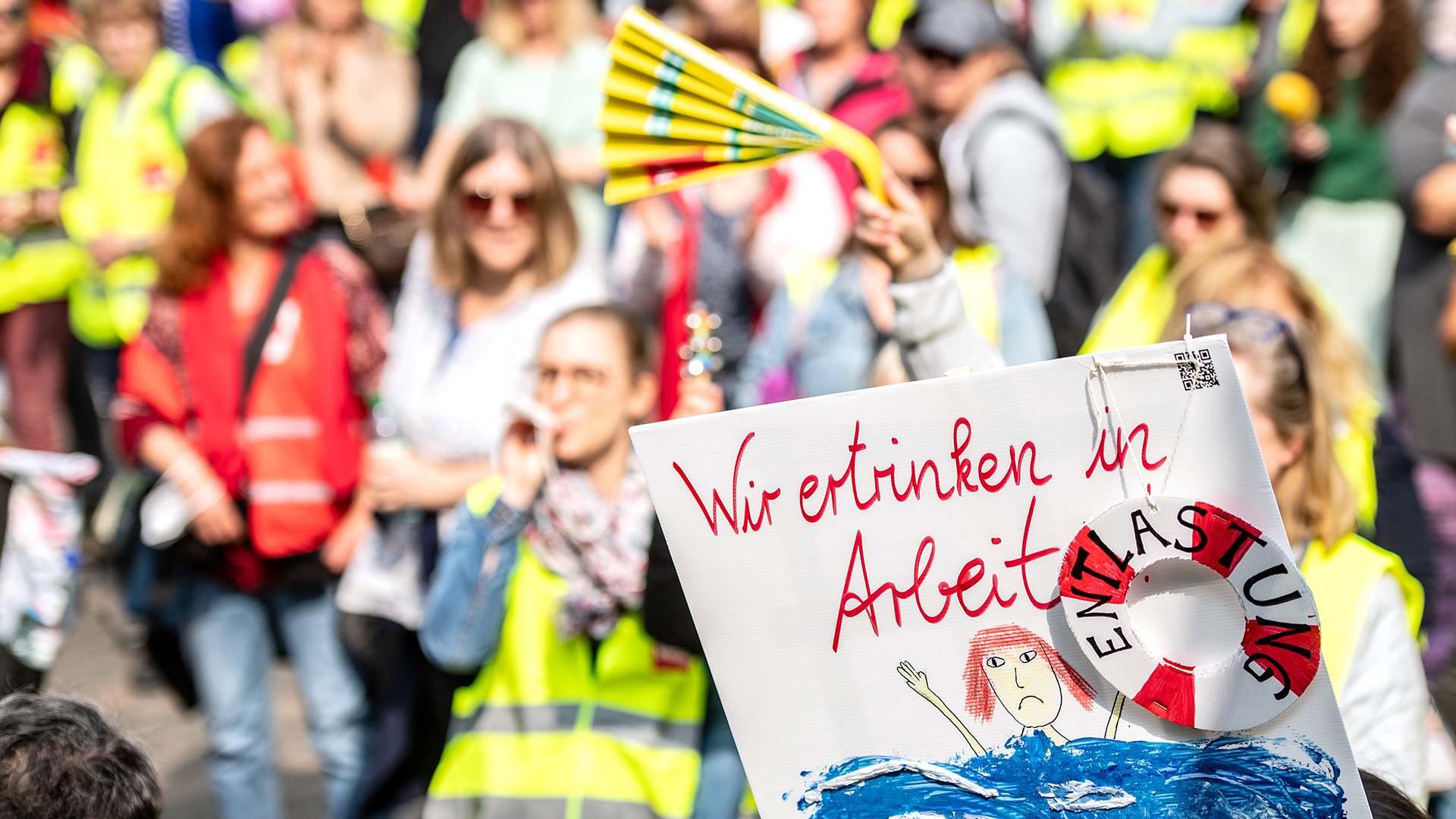 Beschäftigte von kommunalen Kitas demonstrieren in Bonn (Nordrhein-Westfalen) während einer Kundgebung der Gewerkschaft Verdi.  | dpa