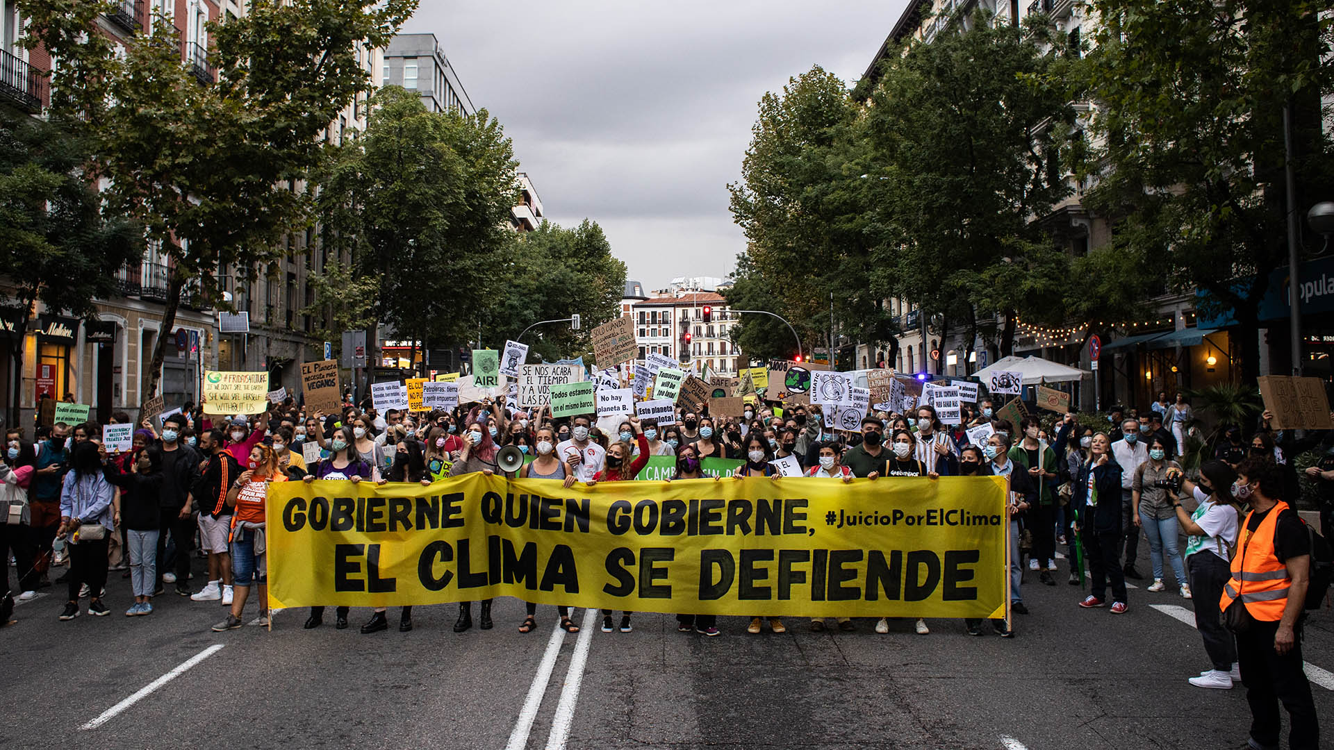 "Wer auch immer regiert, das Klima wird verteidigt", steht an dem Banner von Demonstranten während einer Kundgebung in Madrid. (Archivbild: 25.09.2021) | picture alliance/dpa/EUROPA PRES