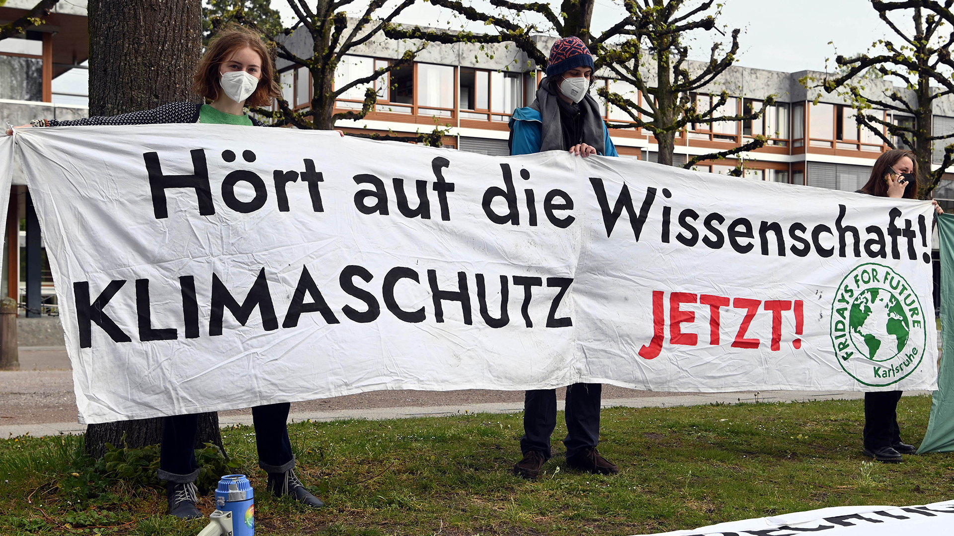 Mitglieder der Karlsruher Gruppe von Fridays for Future halten vor dem Bundesverfassungsgericht ein Transparent auf dem steht "Hört auf die Wissenschaft! Klimaschutz jetzt!" | dpa