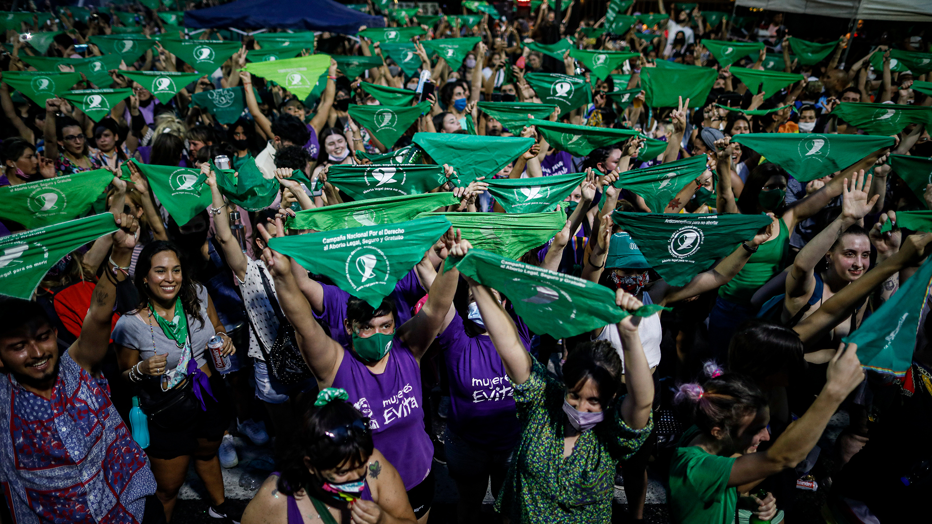 Aktivistinnen nehmen vor dem Kongress in Buenos Aires (Argentinien) an einer Demonstration für die Entkriminalisierung von Abtreibungen teil | dpa