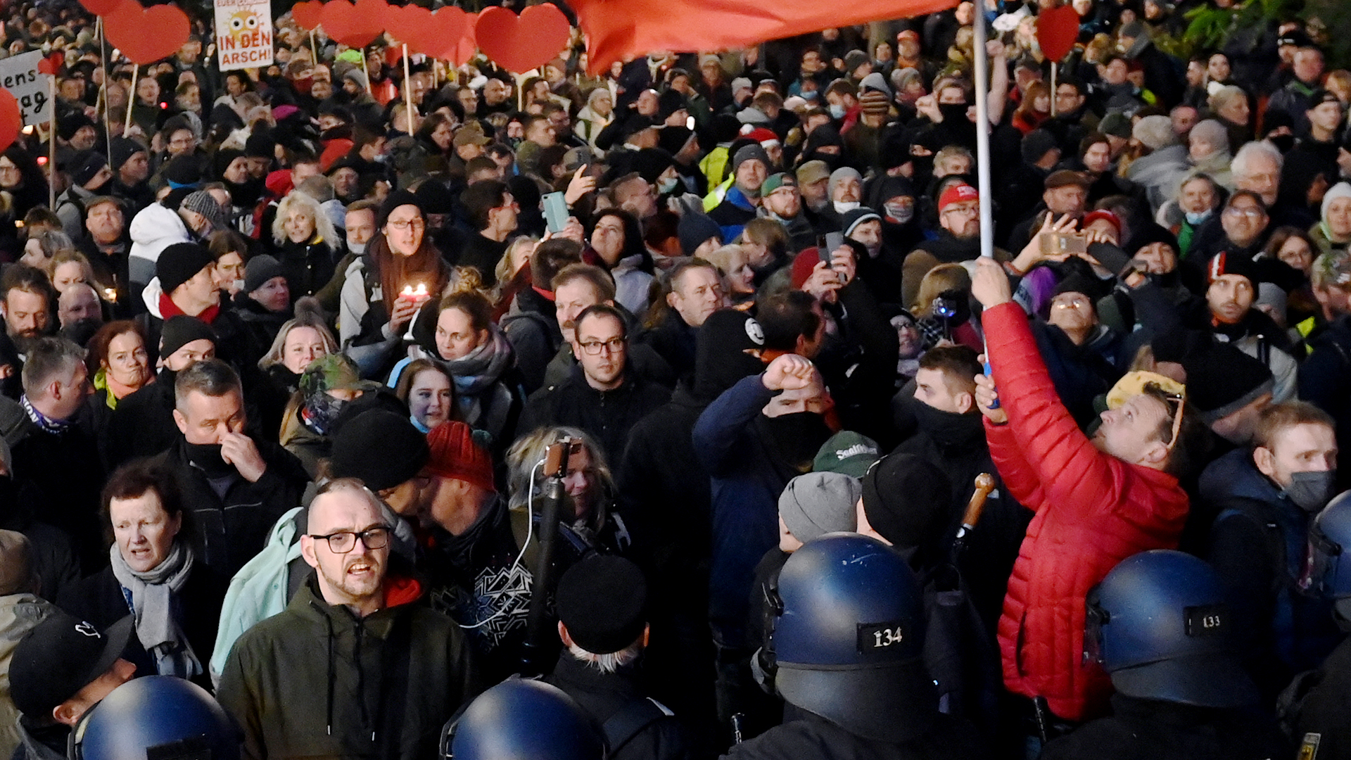 Polizei sperrt den Weg von Gegnern der Corona-Politik im Zentrum von Leipzig | dpa