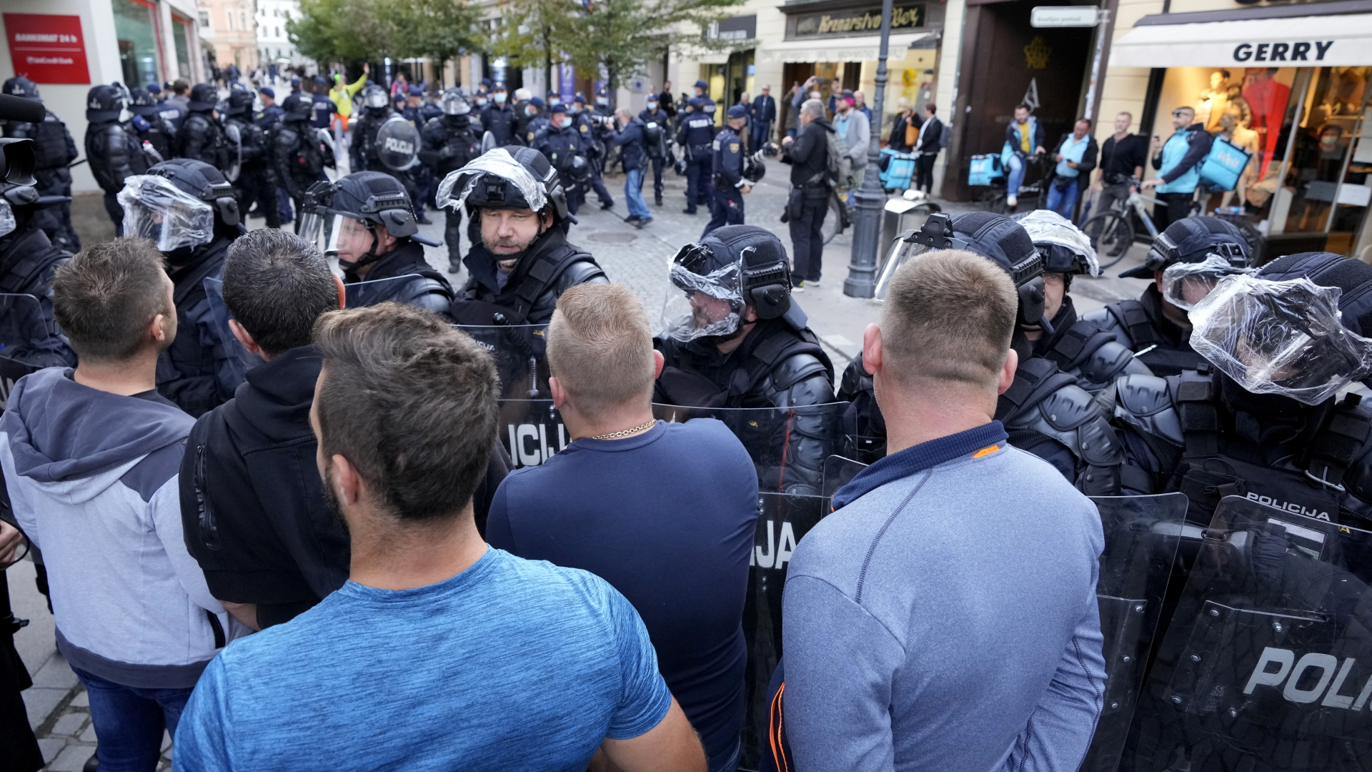 Demonstranten und Polizisten stehen sich bei Corona-Protesten in Ljubljana gegenüber. | dpa