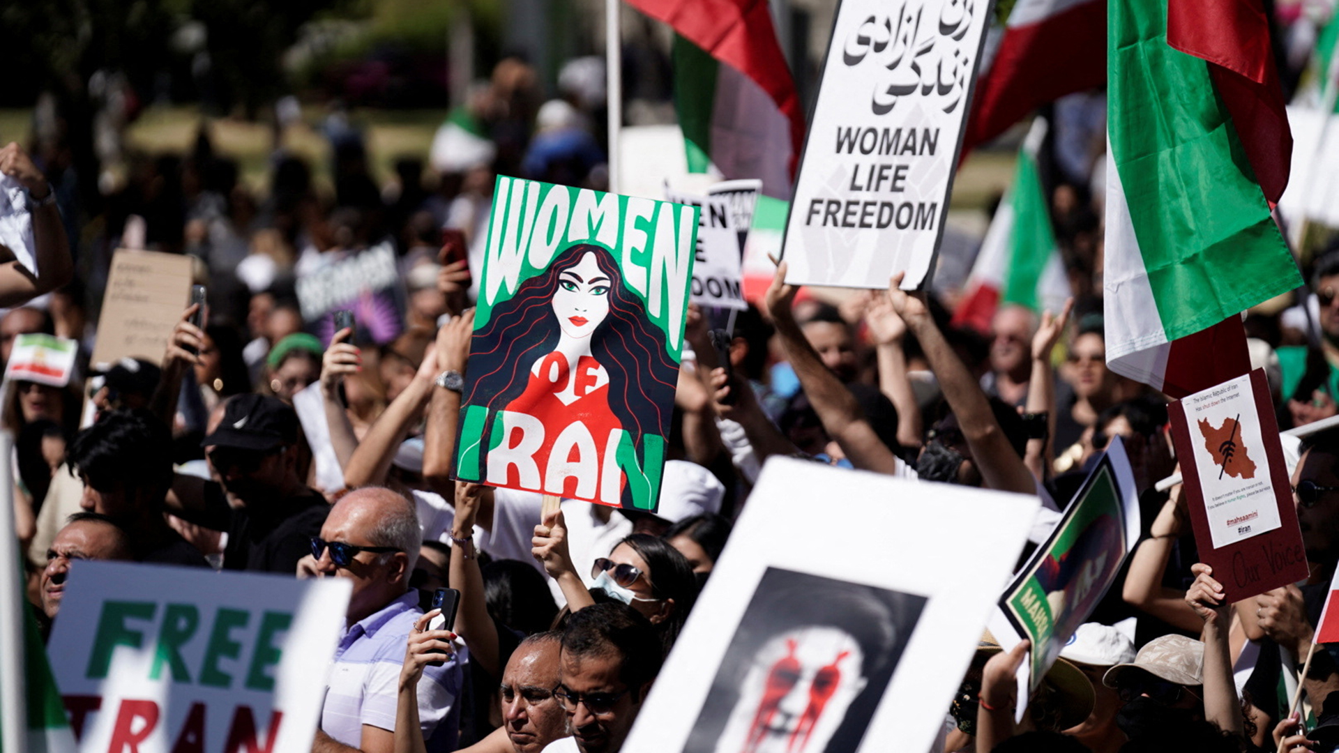 Demonstranten halten Schilder bei einer "Freedom Rally for Iran" vor dem Rathaus in Los Angeles (USA) in den Händen. | REUTERS