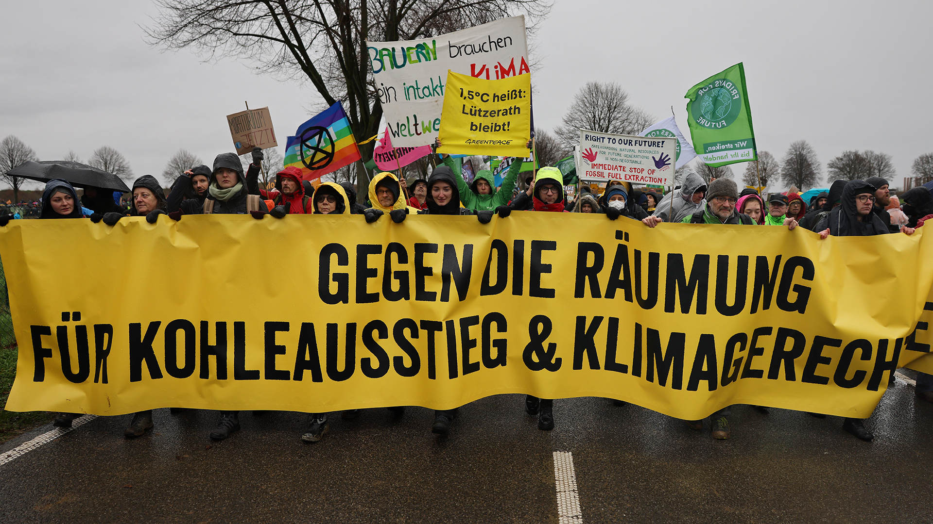 "Gegen die Räumung, für Kohleausstieg und Klimagerechtigkeit" ist auf dem Transparent zu lesen, das von Demonstranten in Erkelenz getragen wird, NRW. | dpa