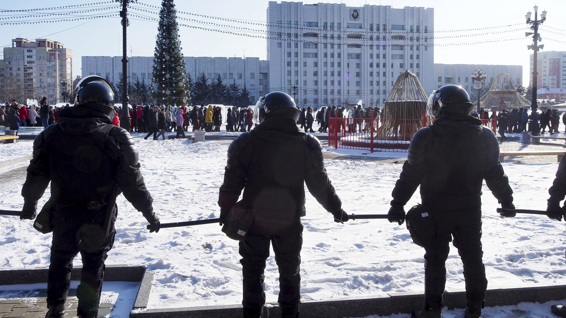 Die russische Bereitschaftspolizei blockiert einen Platz in Chabarowsk, an dem sich Demonstrierende versammeln | dpa