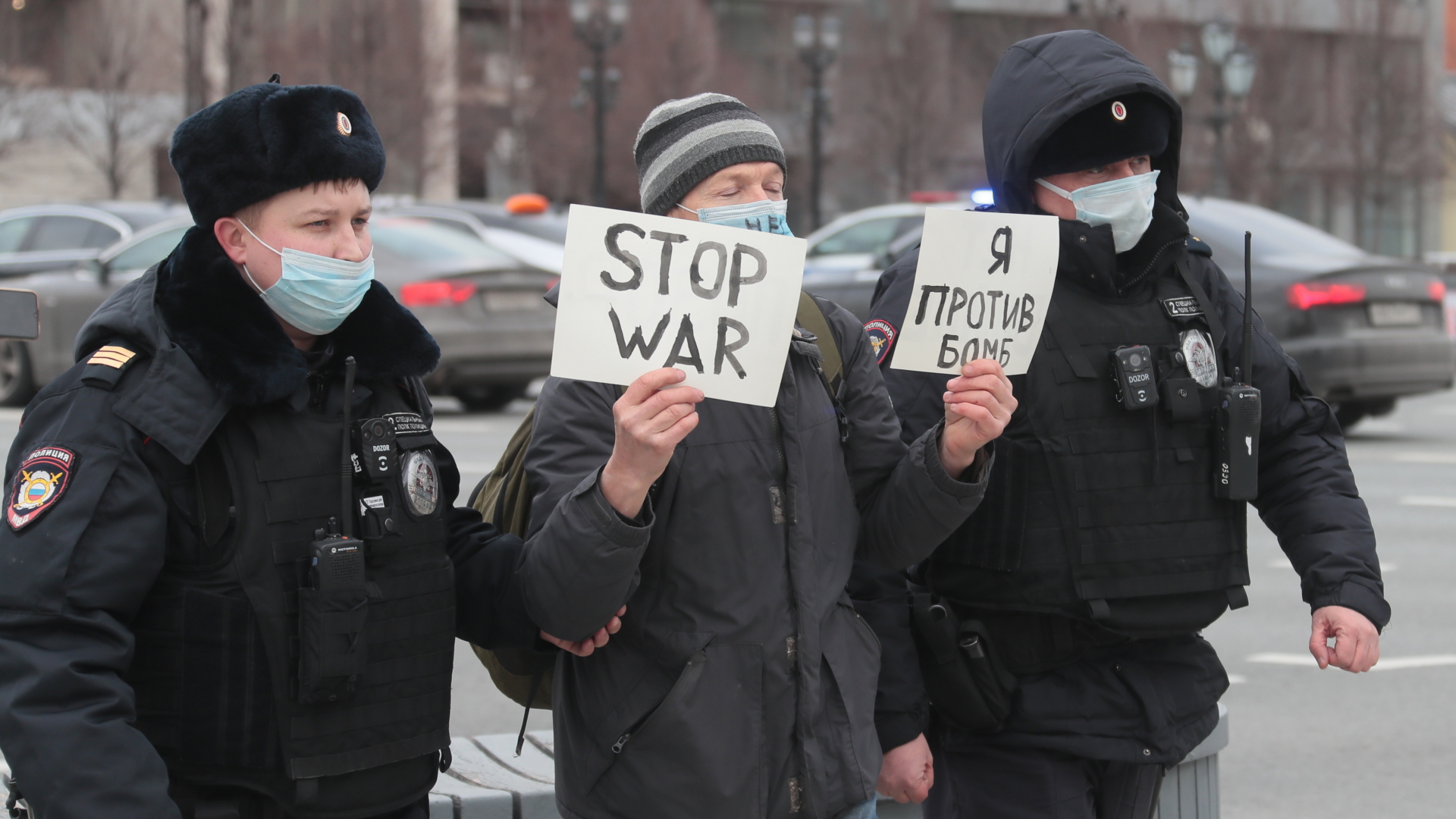 Polizisten nehmen einen Teilnehmer einer Mahnwache gegen Russlands Militäroperation in der Ukraine fest. | dpa