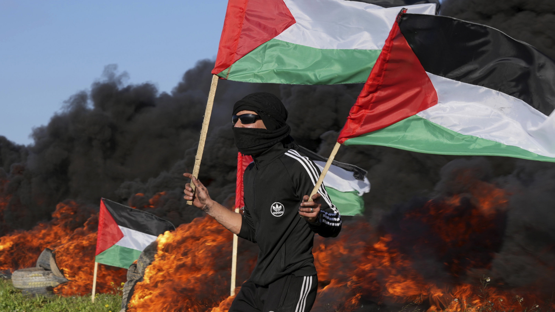 Ein Mann protestiert in der Stadt Gaza gegen einen israelischen Militäreinsatz im Westjordanland. | AP