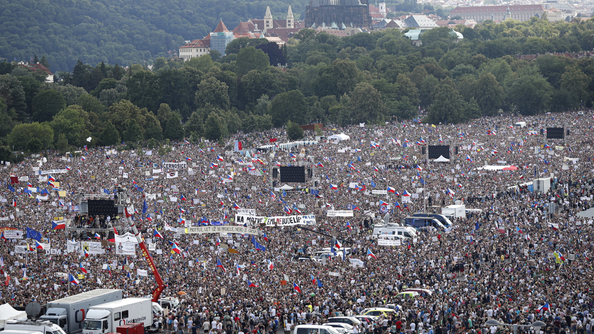 Massendemonstration in Prag gegen den tschechischen Ministerpräsidenten Andrej Babis | AP