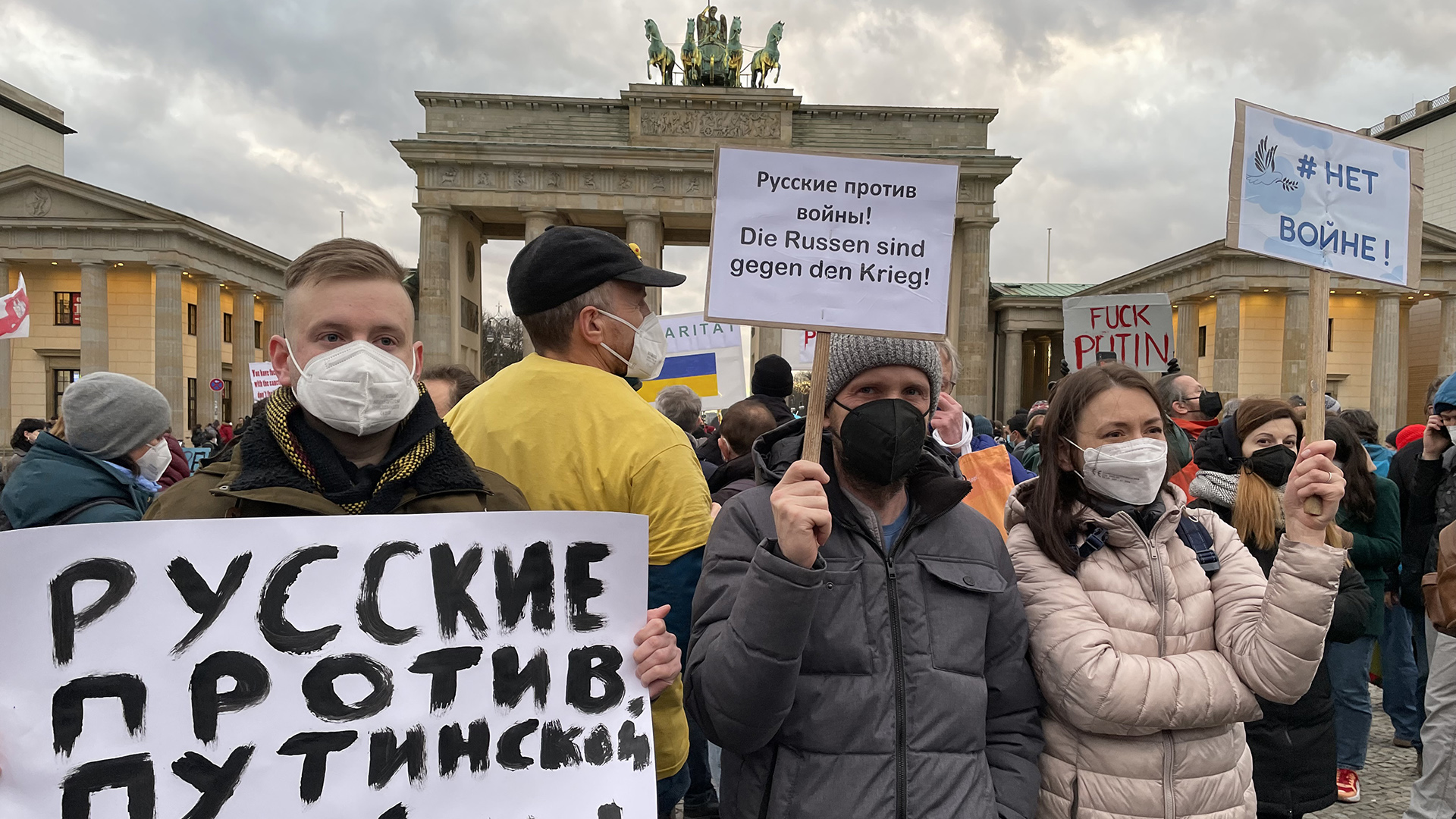 Vor dem Brandenburger Tor demonstrieren Menschen mit Schildern, auf denen "Russen gegen den Krieg" steht. | ARD-Aktuell/Silvia Stöber