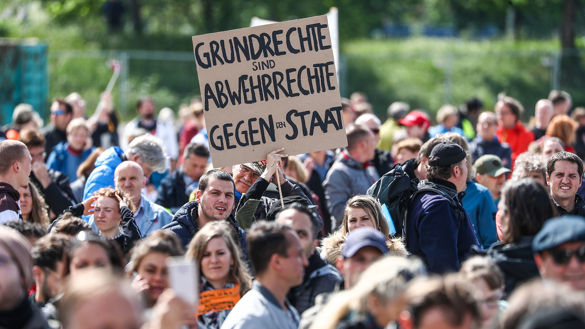 "Grundrechte sind Abwehrrechte gegen den Staat" steht auf dem Schild eines Teilnehmers einer Protestkundgebung der Initiative Querdenken in Stuttgart | dpa