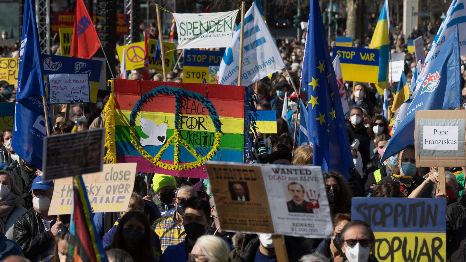 Auch in Frankfurt am Main demonstriereren Tausende gegen Russlands Krieg in der Ukraine.