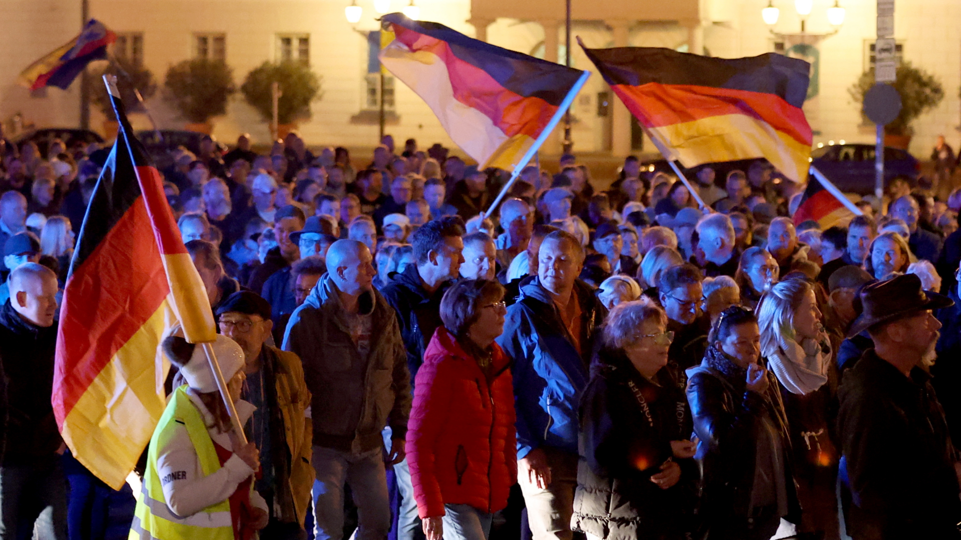 Menschen demonstrieren in Wismar gegen die Energiepolitik der Bundesregierung | dpa