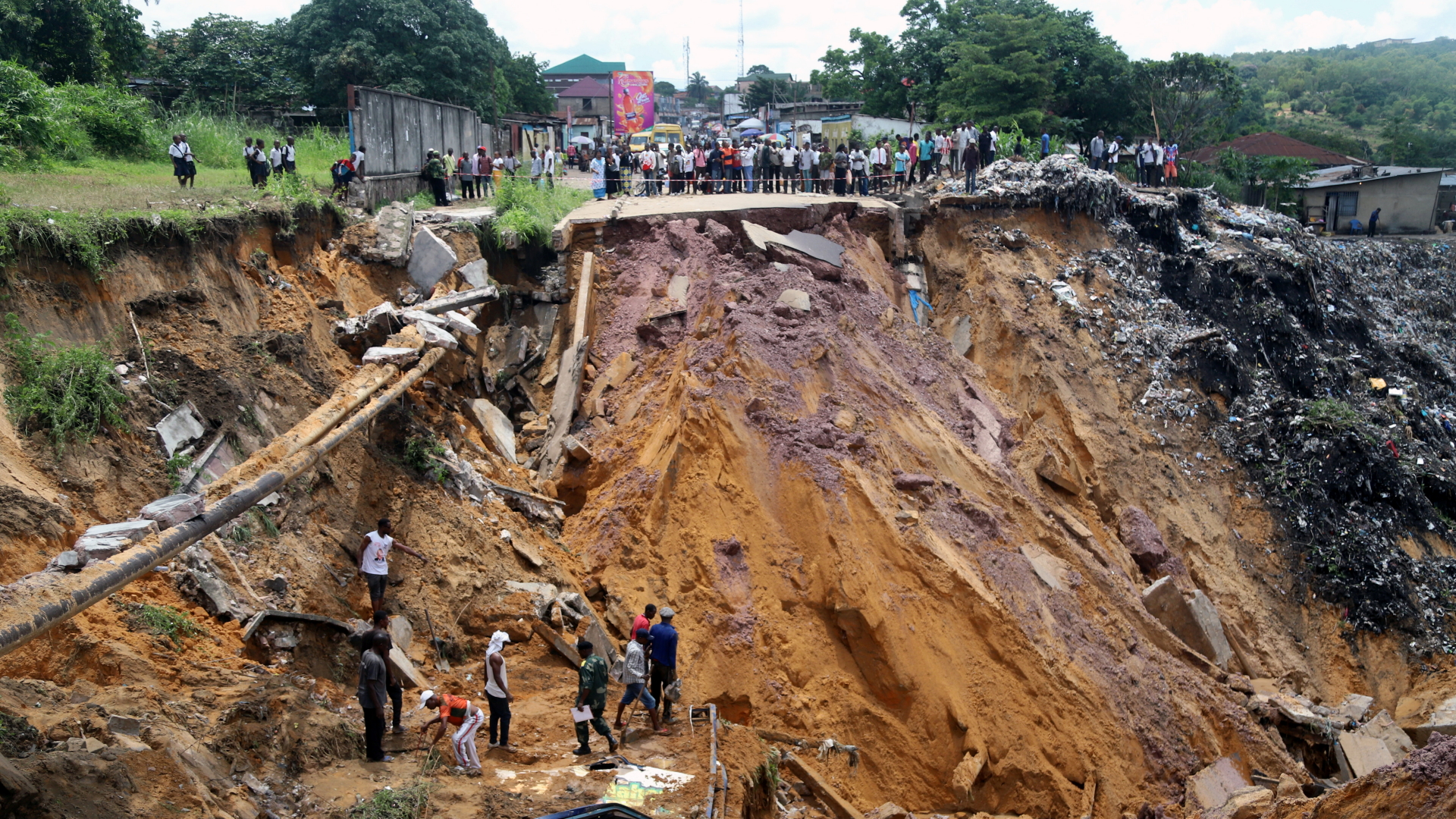 Nach einem Erdrutsch Ende November nahe der Universität Kinshasa in der Demokratischen Republik Kongo suchen Menschen nach Überlebenden. | REUTERS