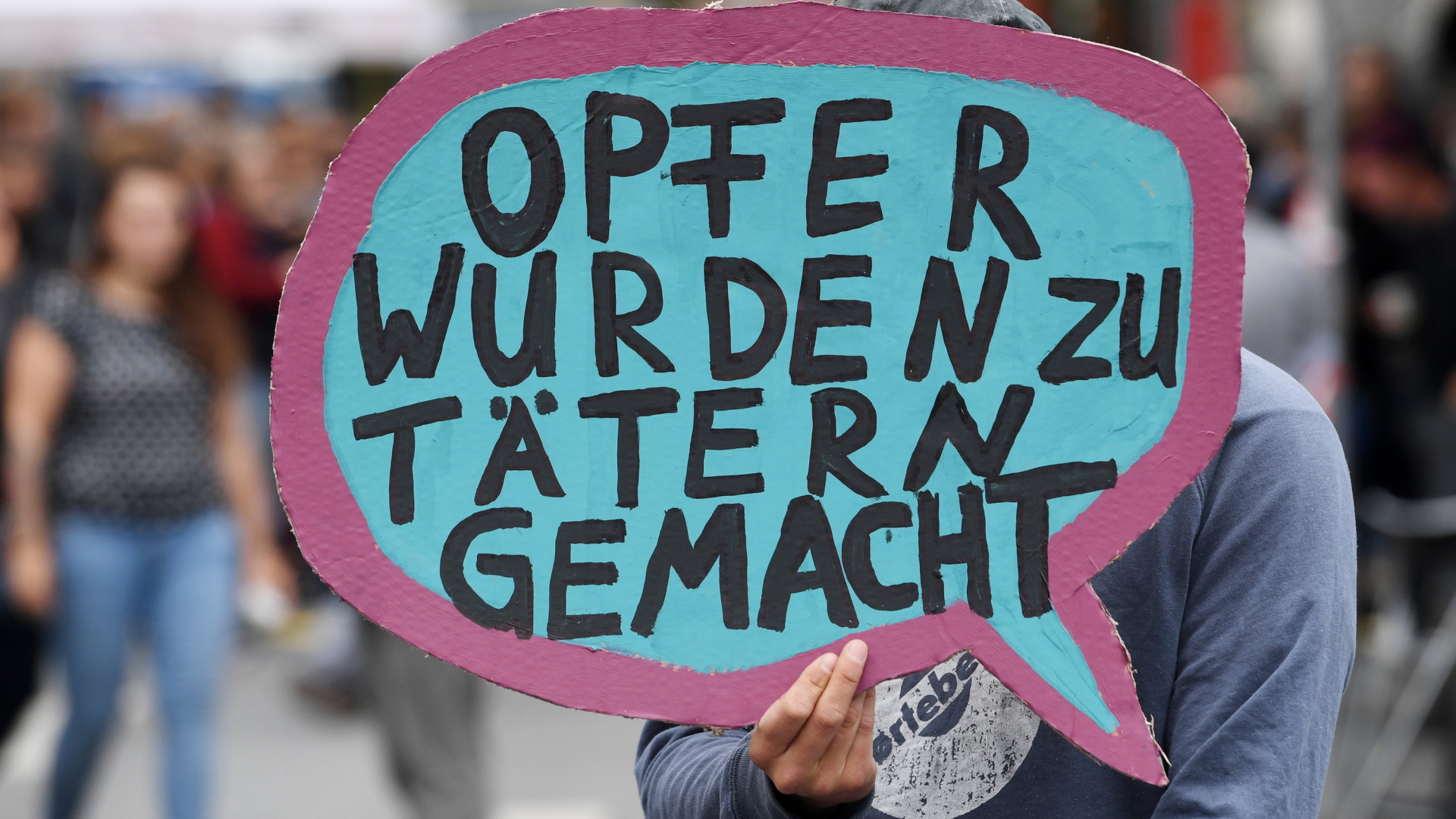 Demonstrant vor dem Gericht in München | dpa