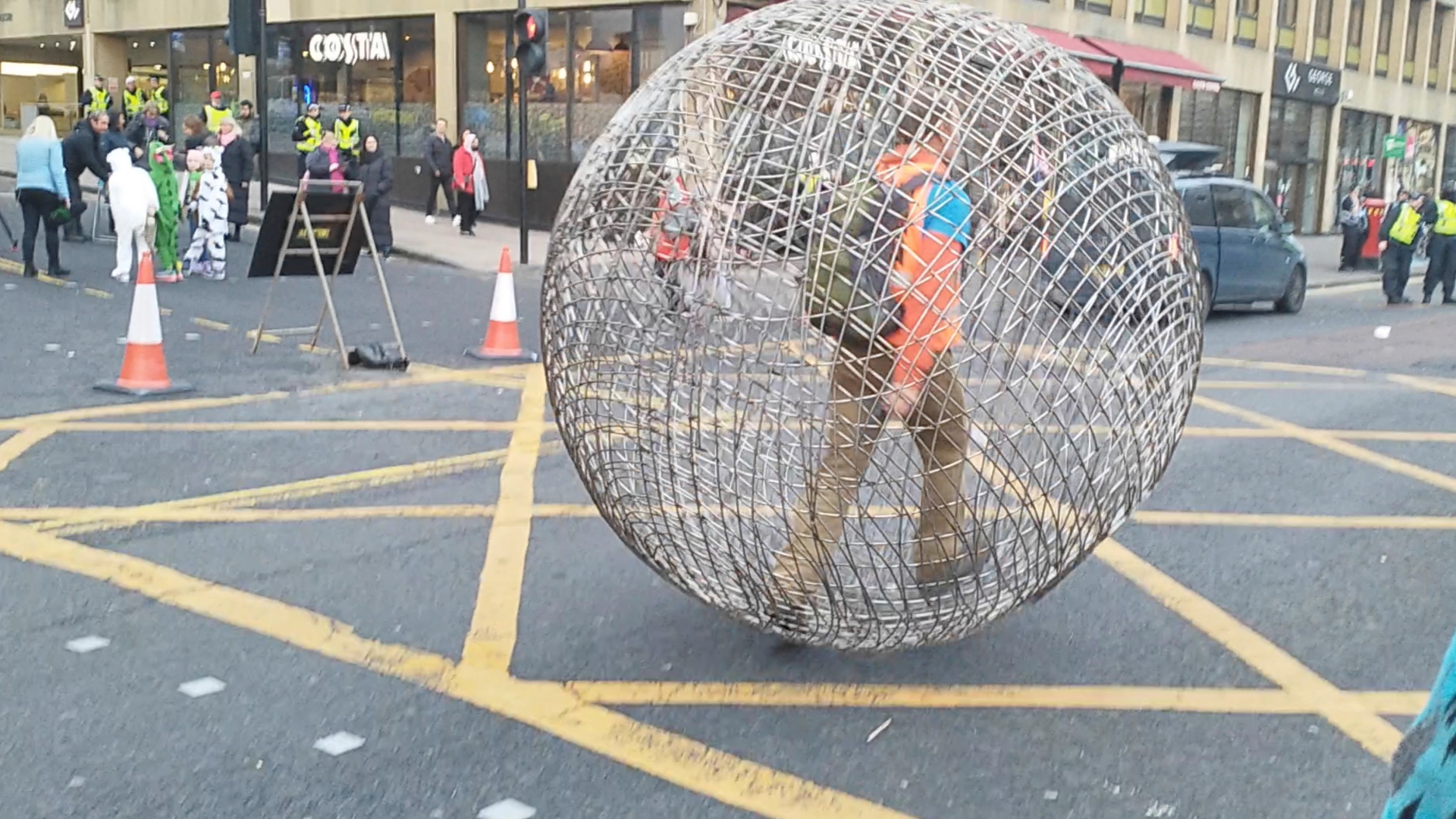 Ein Demonstrant in einer Art Hamsterrad in Glasgow | @JamieLawson1001 via REUTERS