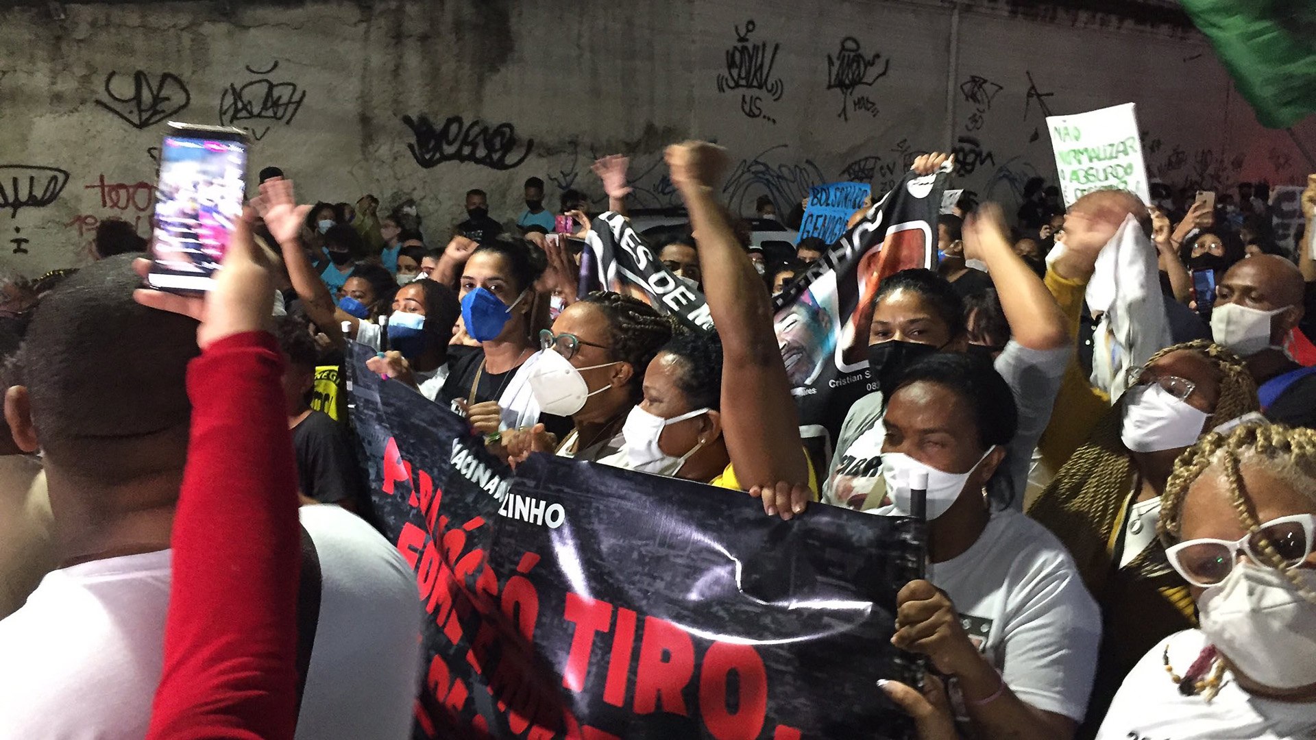 Einwohner von Jacarezinho protestieren