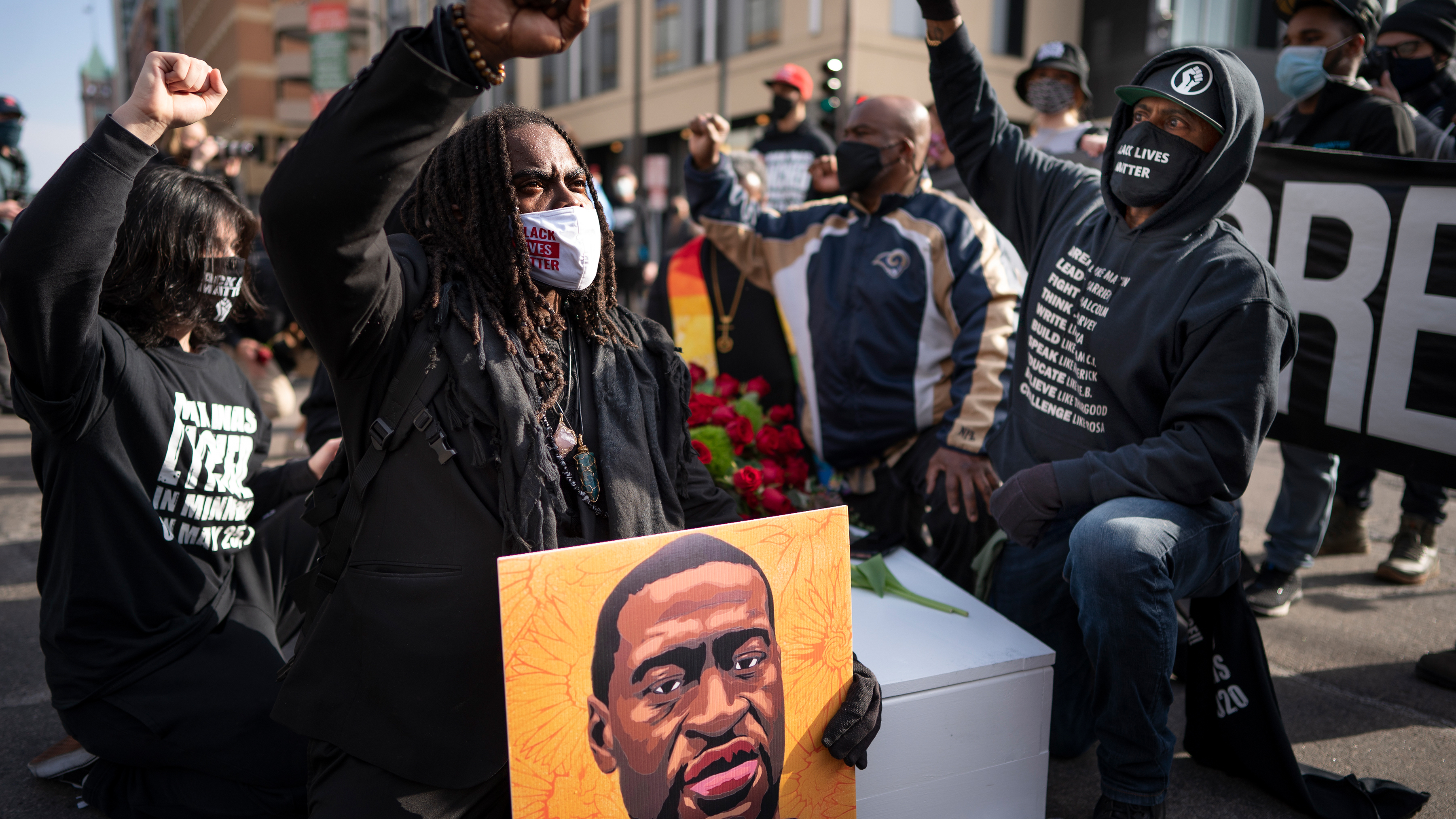 Demonstranten gedenken in Minneapolis an George Floyd, der nach einem brutalen Polizeieinsatz verstarb.