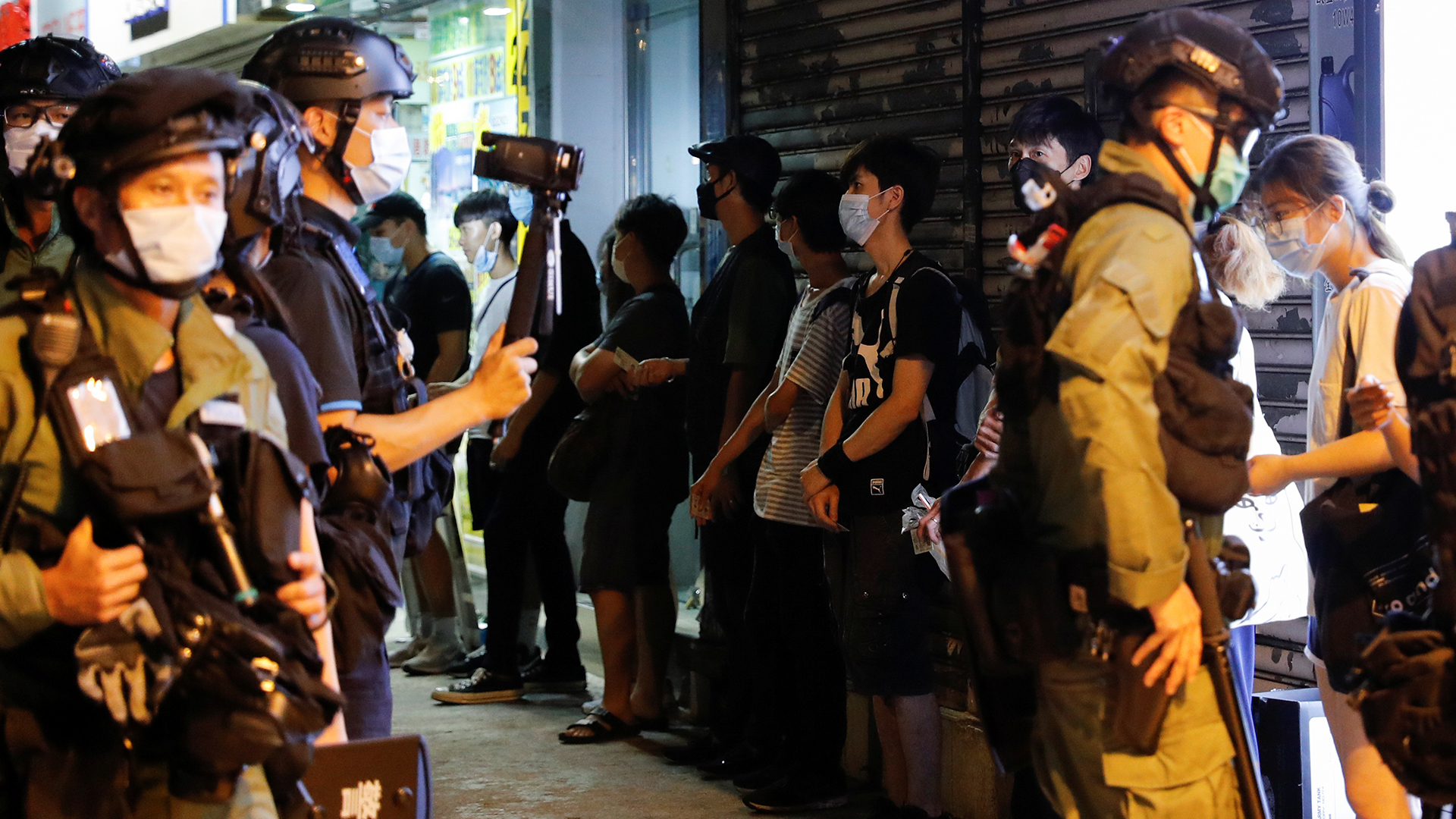 Demonstranten in Hongkong sind umringt von Polizisten | REUTERS