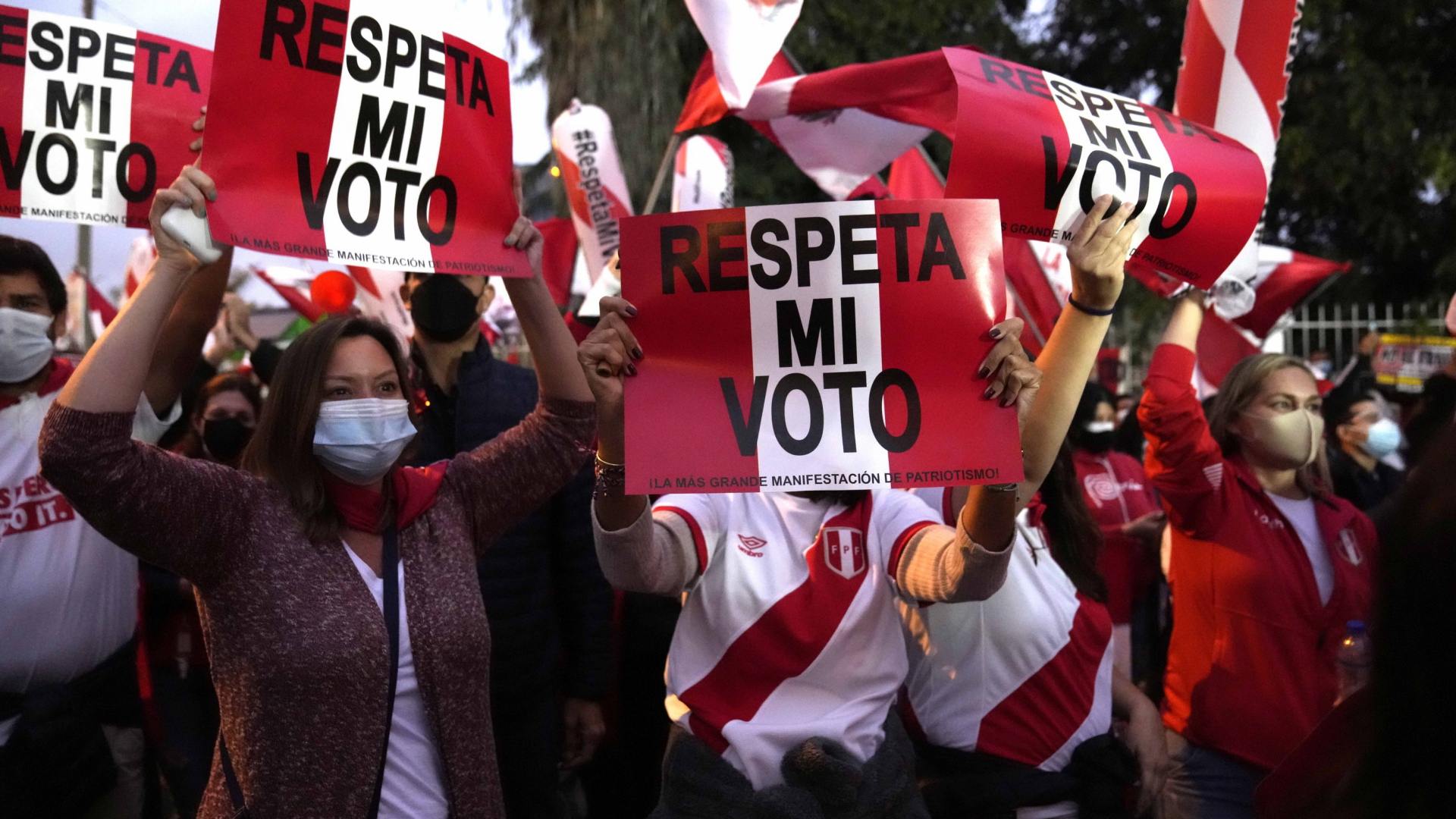 Demonstrantinnen halten in Peru Schilder in die Höhe auf denen "respektiert meine Stimme" steht | AP