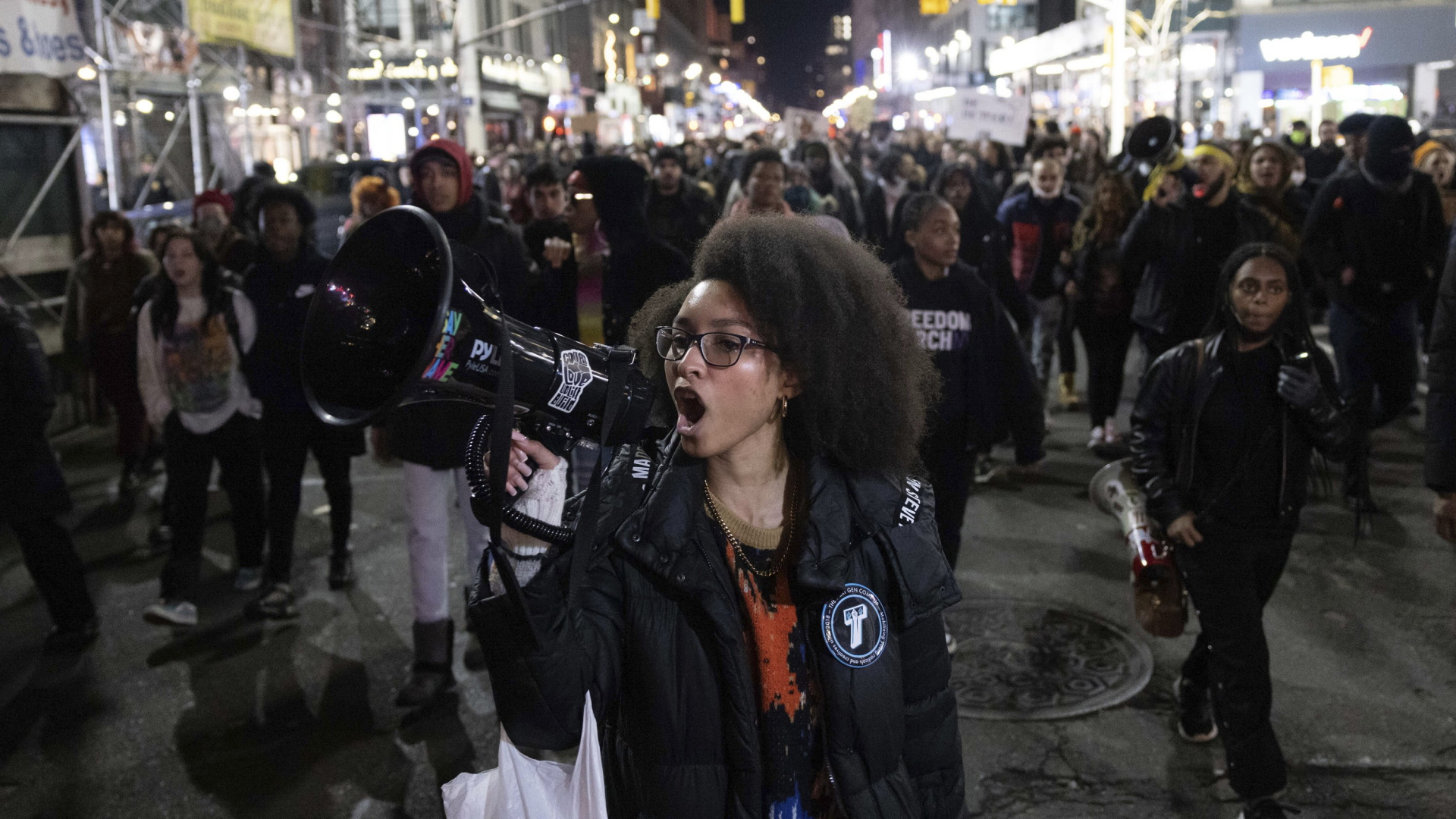 Eine Demonstrantin spricht in ein Megafon während eines Protests in New York. | AP