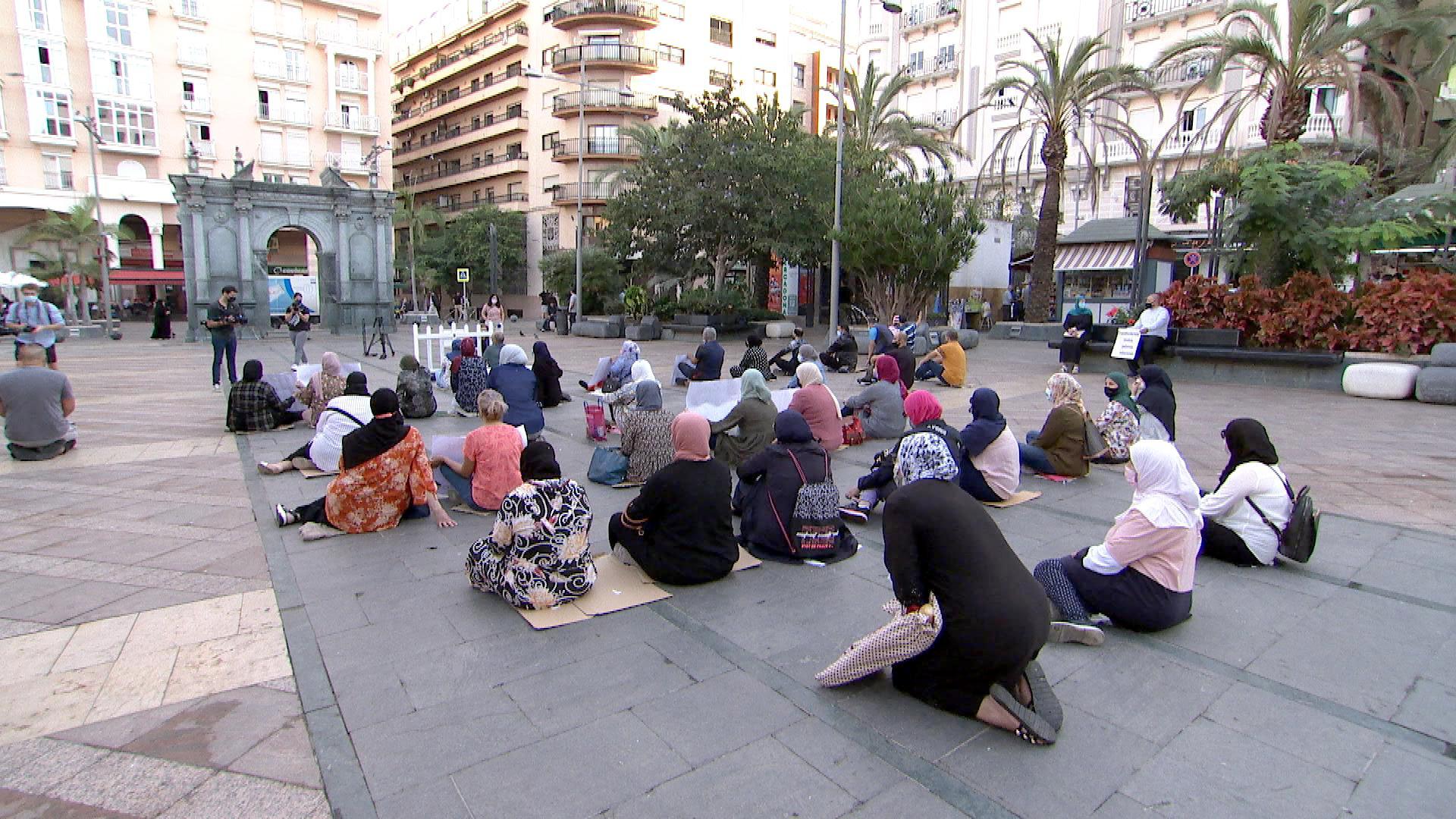 Teilnehmende einer Demonstration, überwiegend Frauen, sitzen auf einem Platz in Ceuta. | Natalia Bachmayer/ARD-Studio Madrid