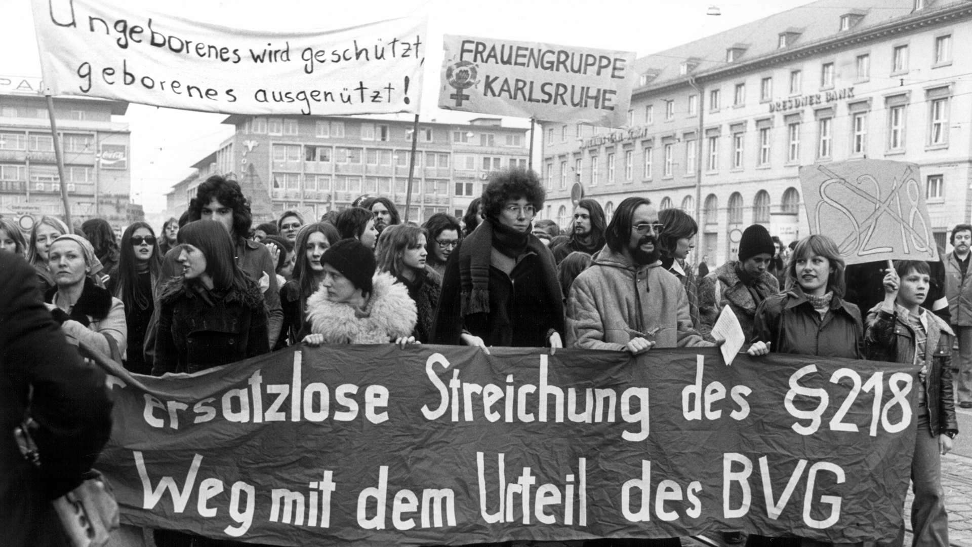 Nach der Urteilsverkündung demonstrieren Gegner des Paragraf 218 in Karlsruhe gegen das Urteil. (Archivbild: 25. Februar 1975)