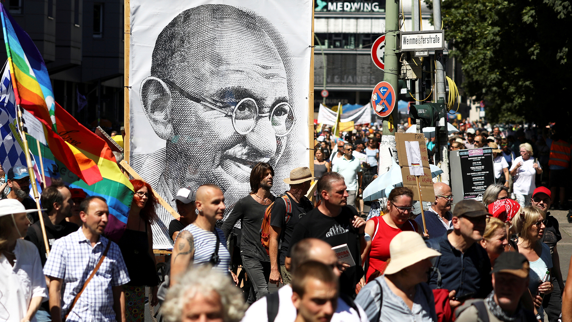 Corona Proteste Esoterik, Gandhi und Reichsflaggen   tagesschau.de