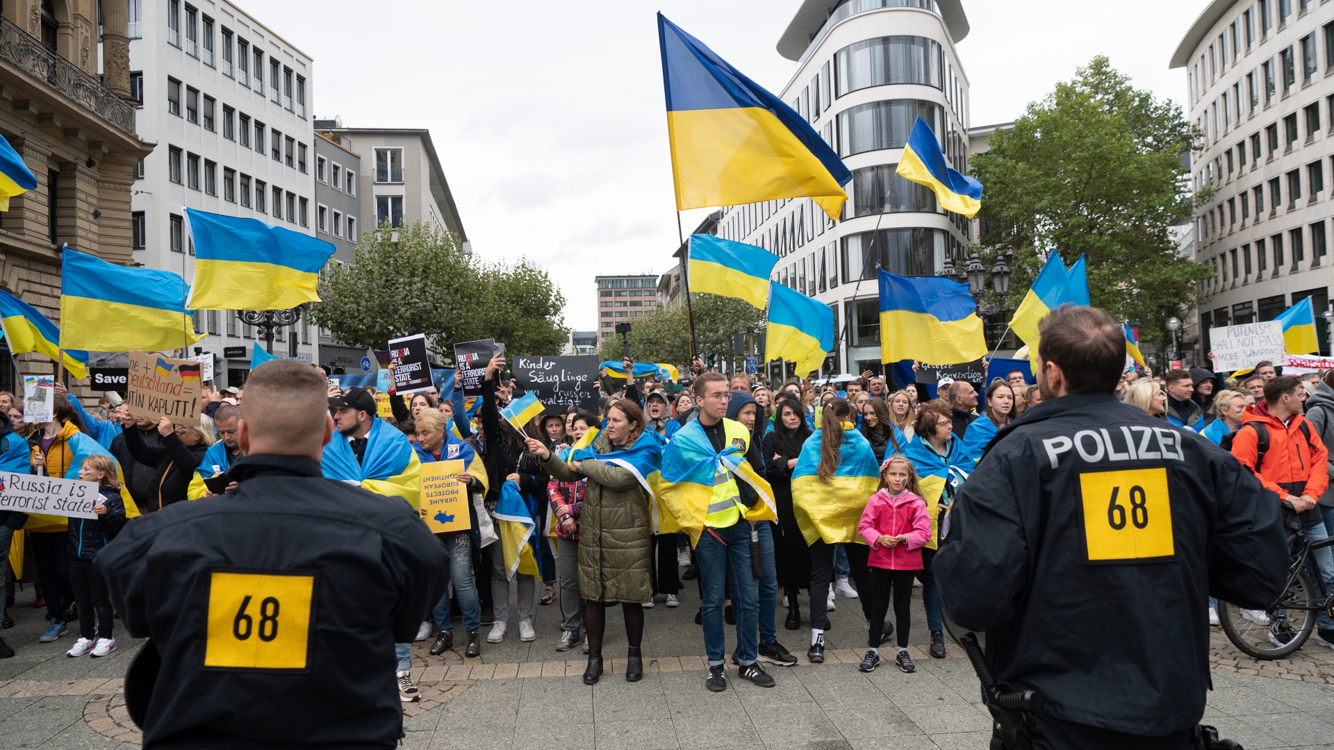 Pro-ukrainische Demonstranten stehen auf dem Opernplatz in Frankfurt am Main. | dpa