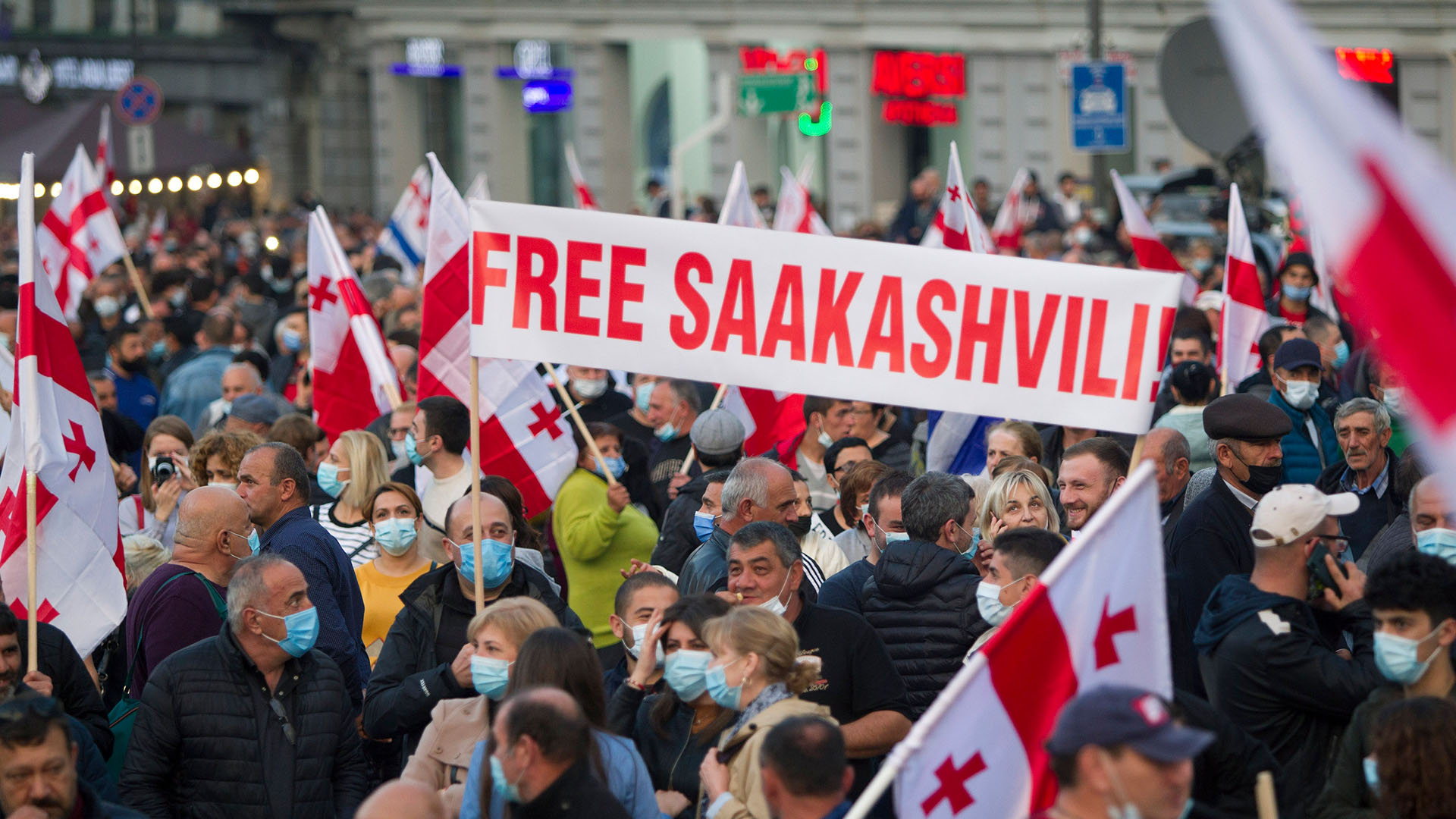 Anhänger der Partei des georgischen Ex-Präsidenten Saakaschwili demonstrieren mit Nationalflaggen in Tiflis und fordern seine Freilassung. | AP