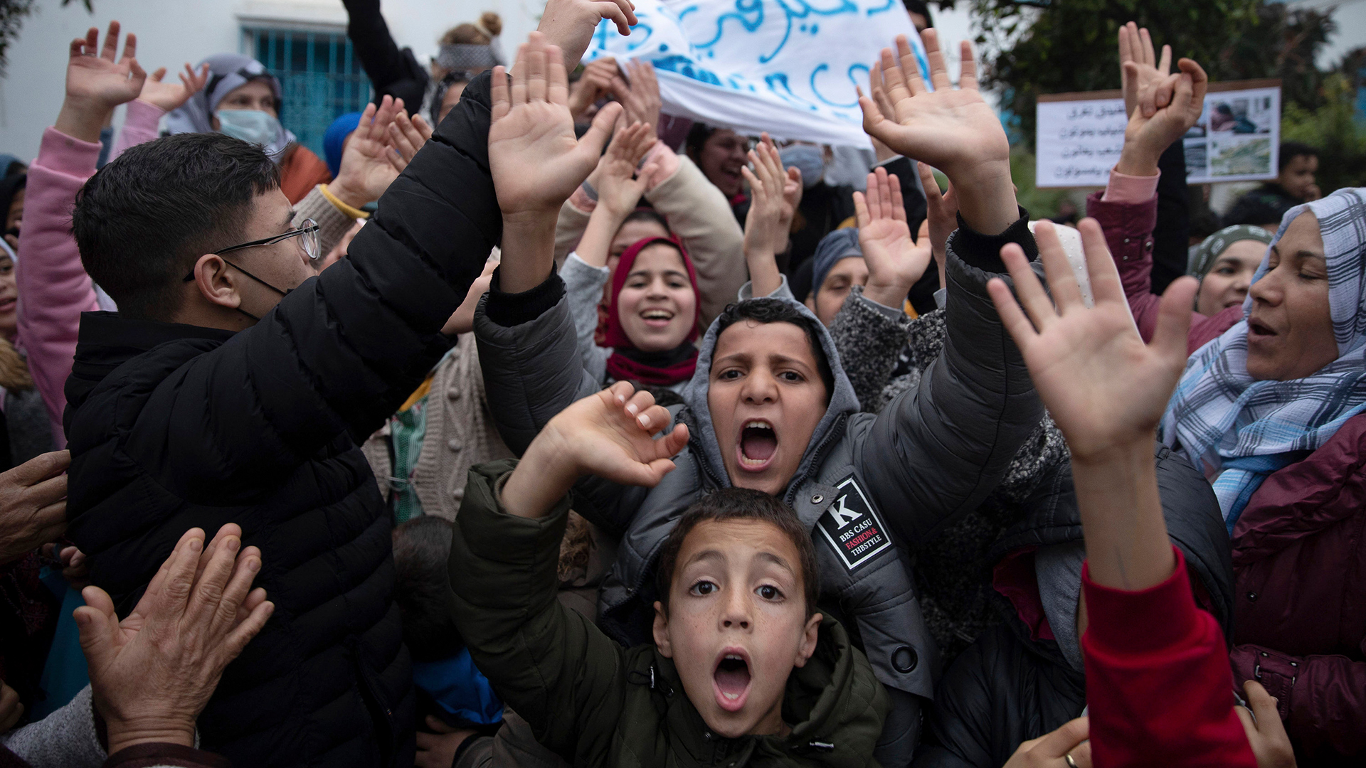 Marokkaner skandieren Slogans während eines Protestes gegen die wirtschaftliche Situation und die Schließung der Grenzen zur spanischen Exklave Ceuta in der Stadt Fnideq. (Archivbild: Februar 2021) | AP
