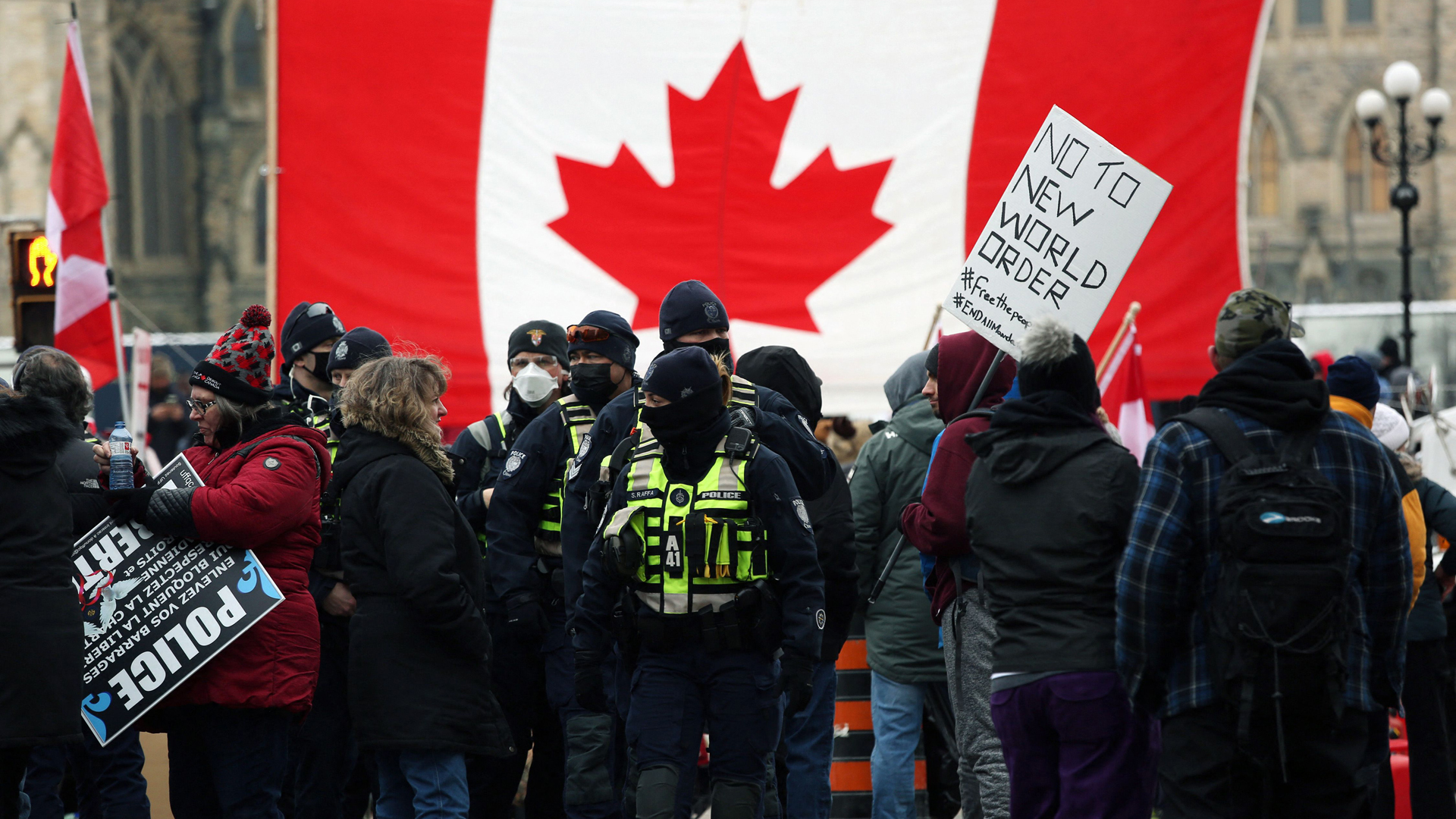 Polizisten auf eine Demonstration gegen die Impfpflicht in Ottawa, Kanada.